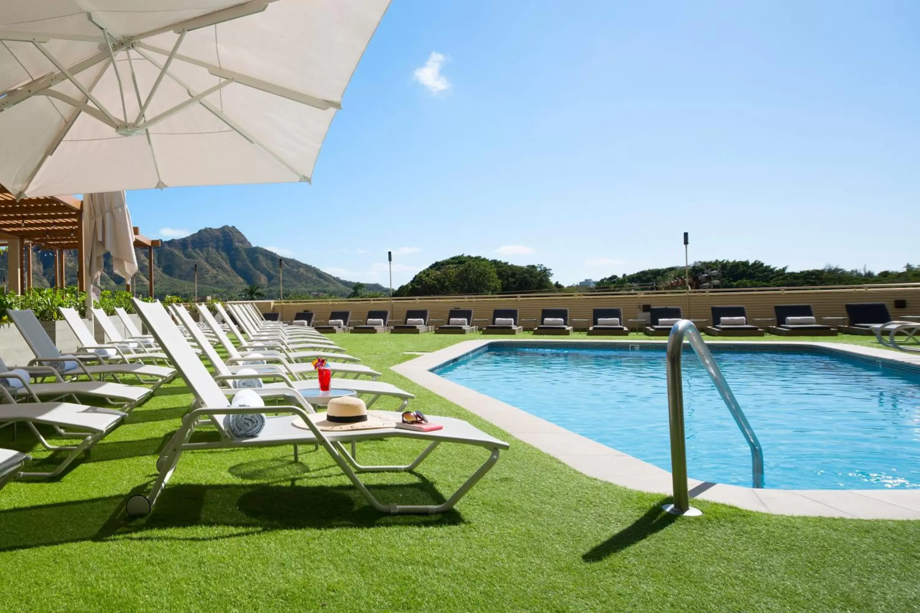 Swimming Pool in Queen Kapiolani Hotel