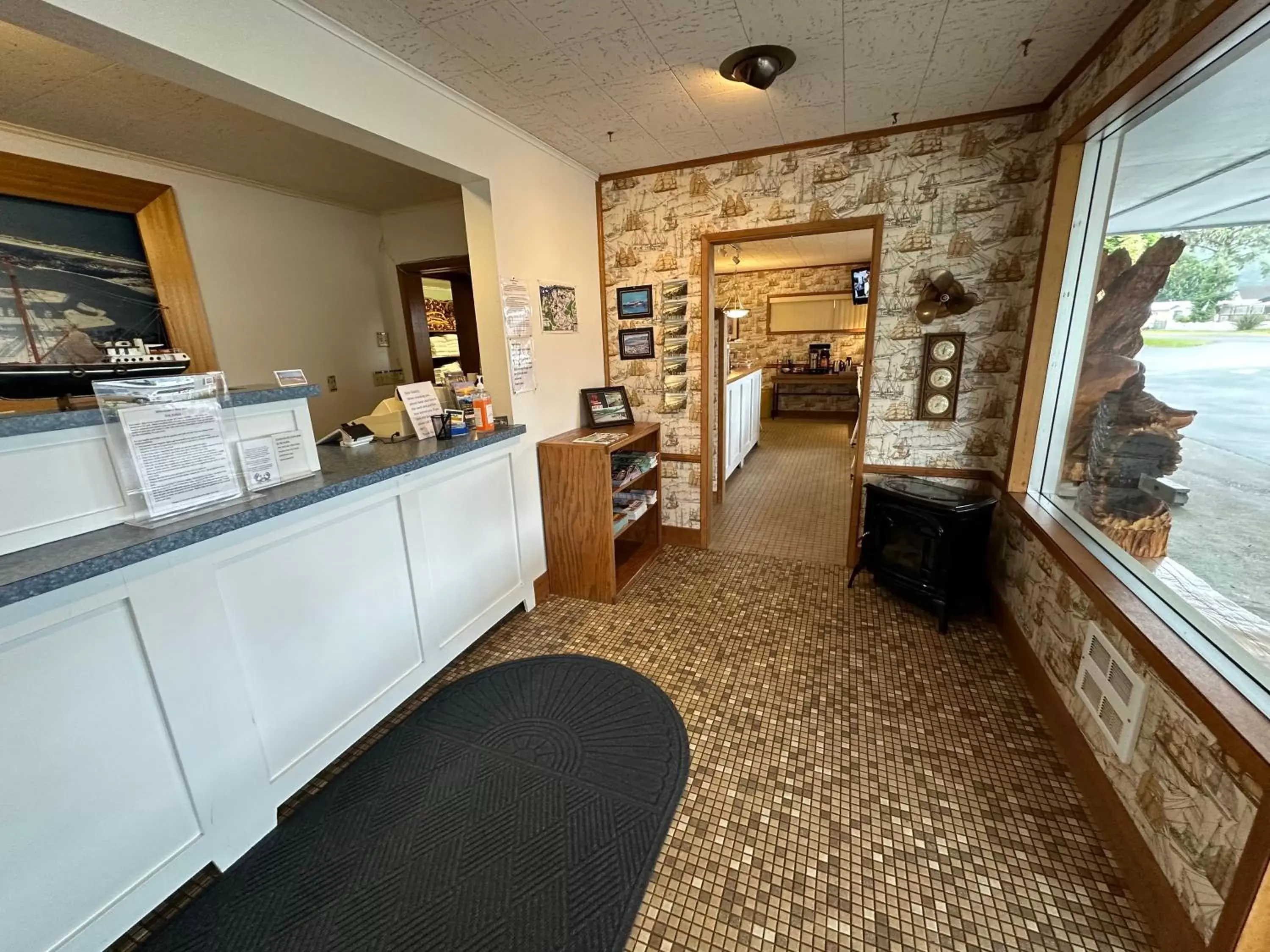 Lobby/Reception in Winchester Bay Inn