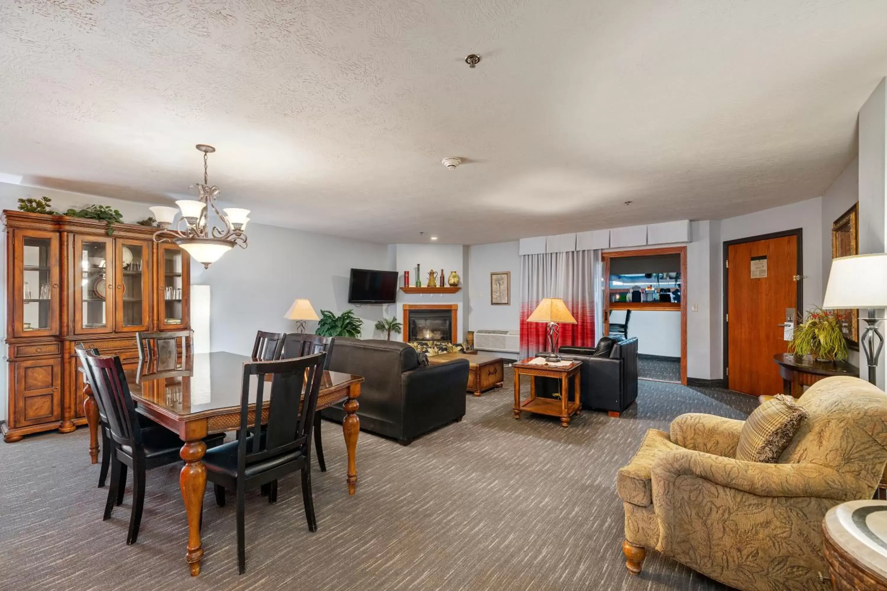 Seating area in Ramada by Wyndham Sioux Falls Airport - Waterpark Resort & Event Center