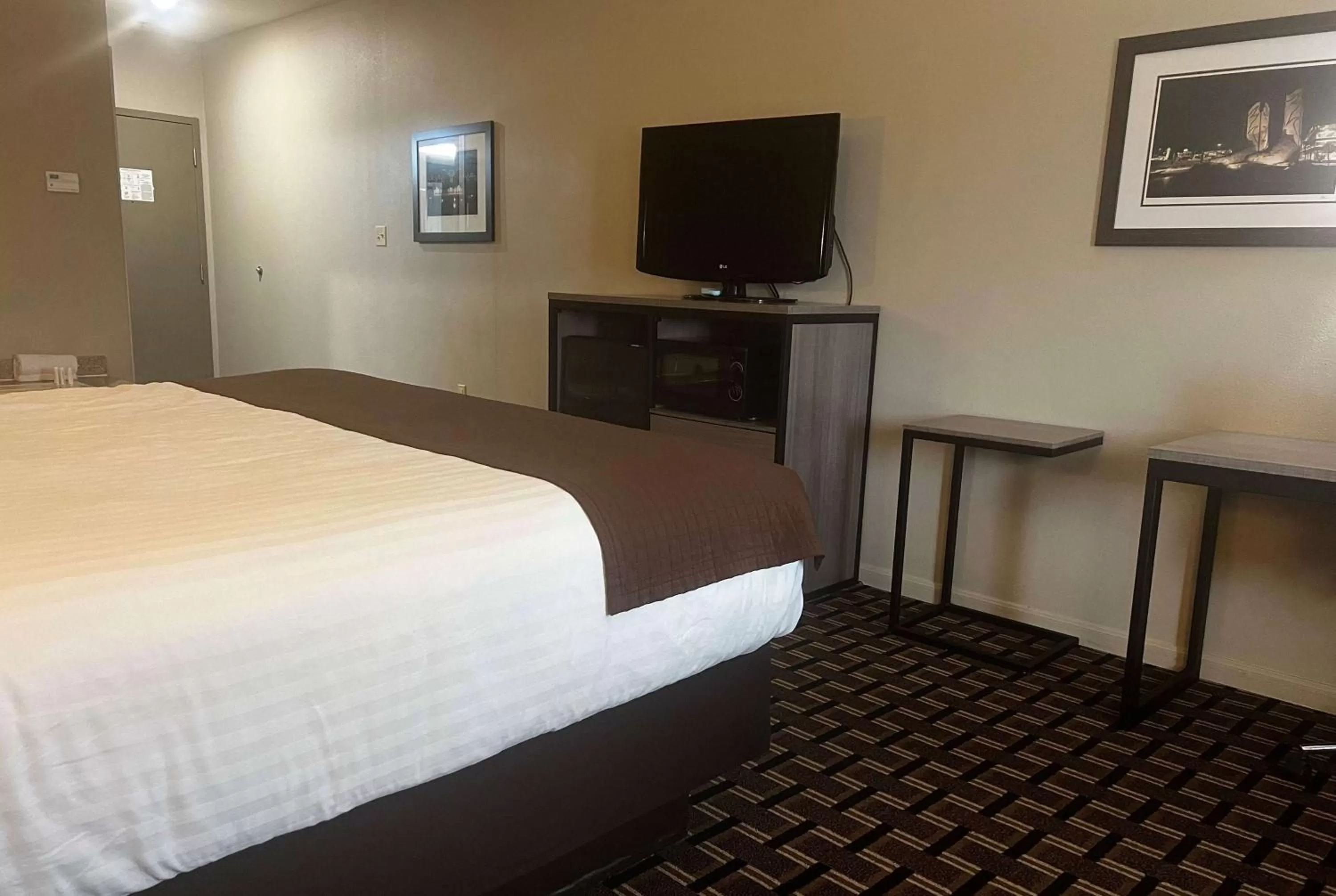 Photo of the whole room, Bed in Baymont by Wyndham Columbus