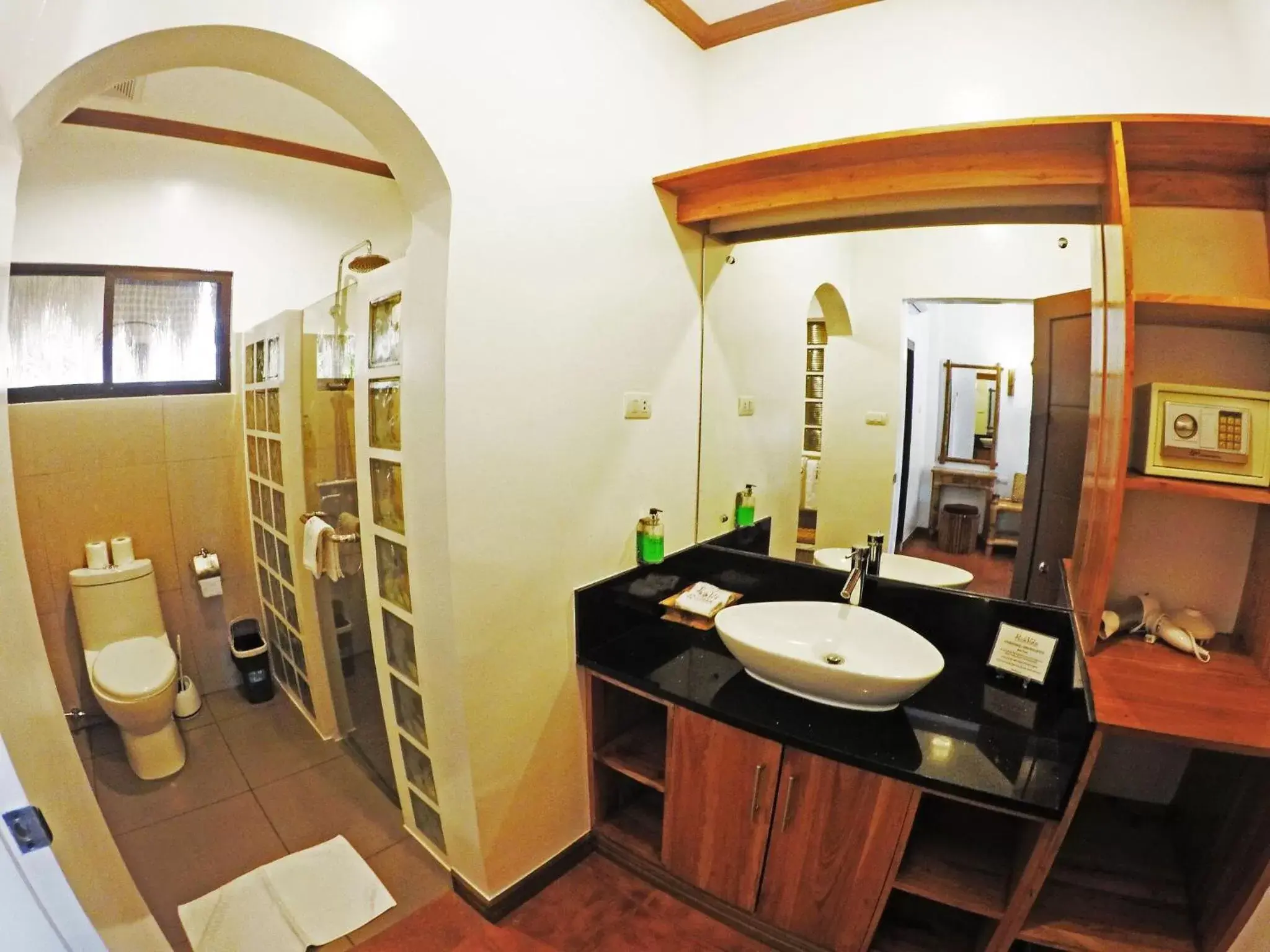 Bathroom in Pura Vida Beach & Dive Resort