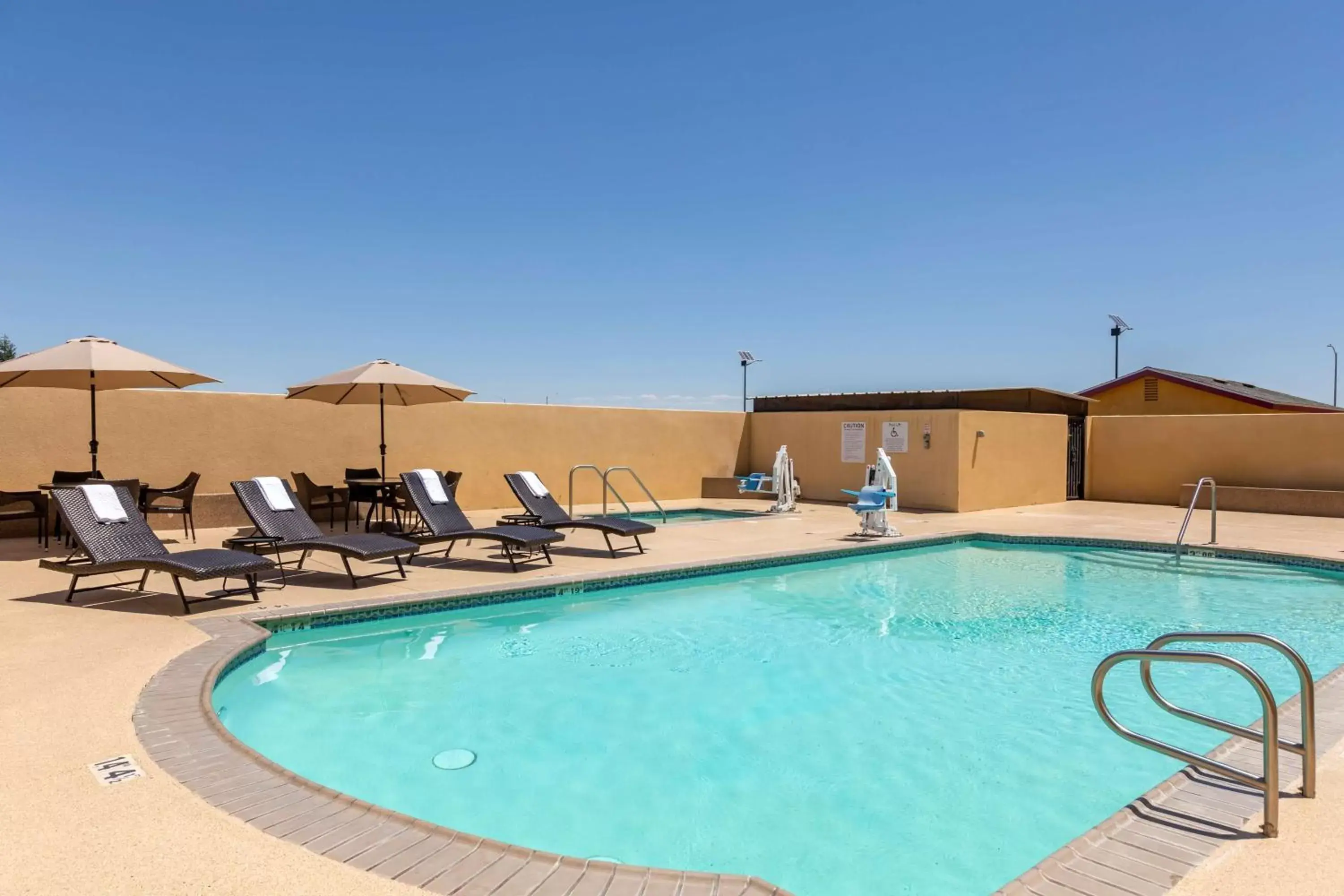 Swimming Pool in Best Western Plus Wasco Inn & Suites