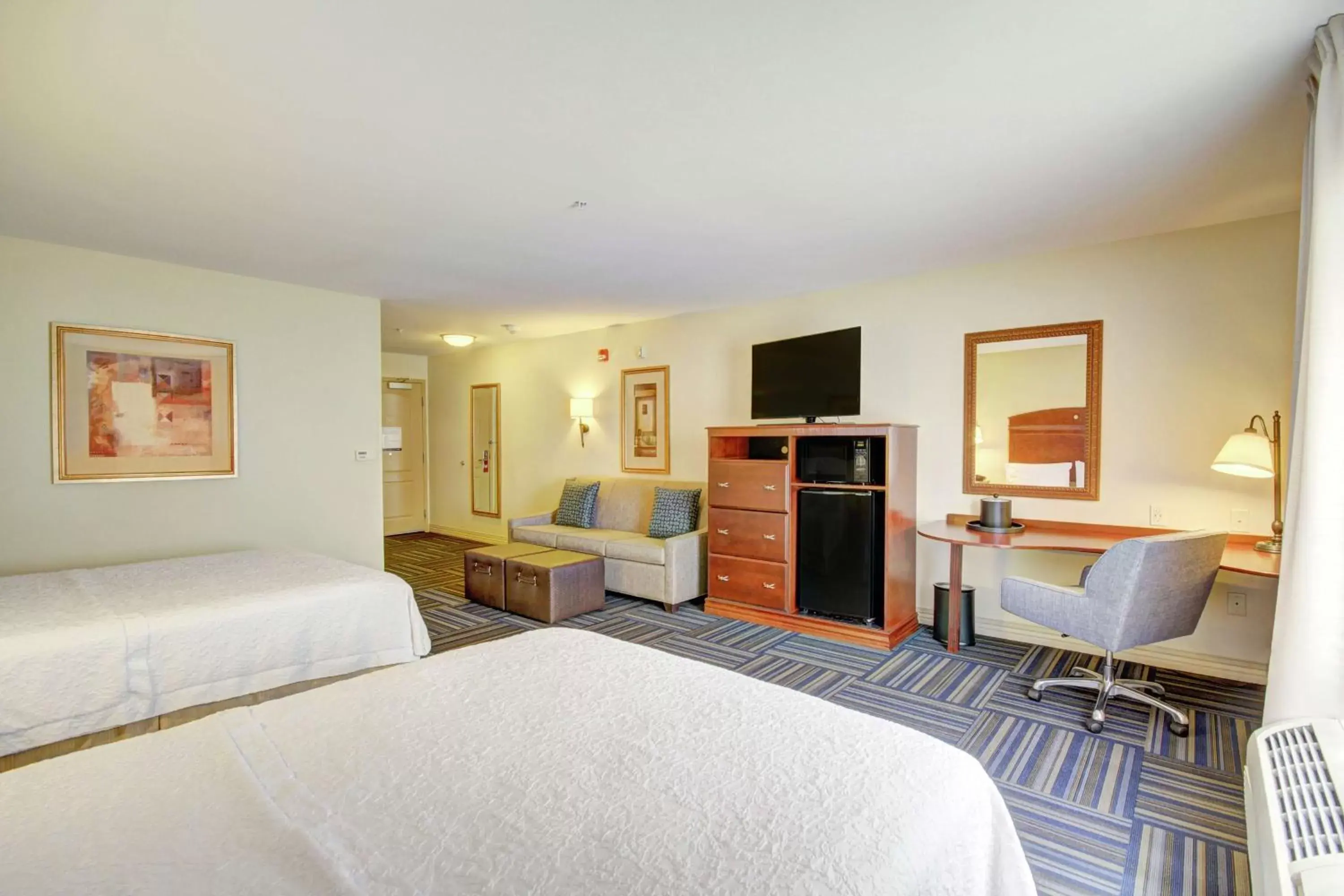 Bedroom, Bed in Hampton Inn and Suites Alexandria