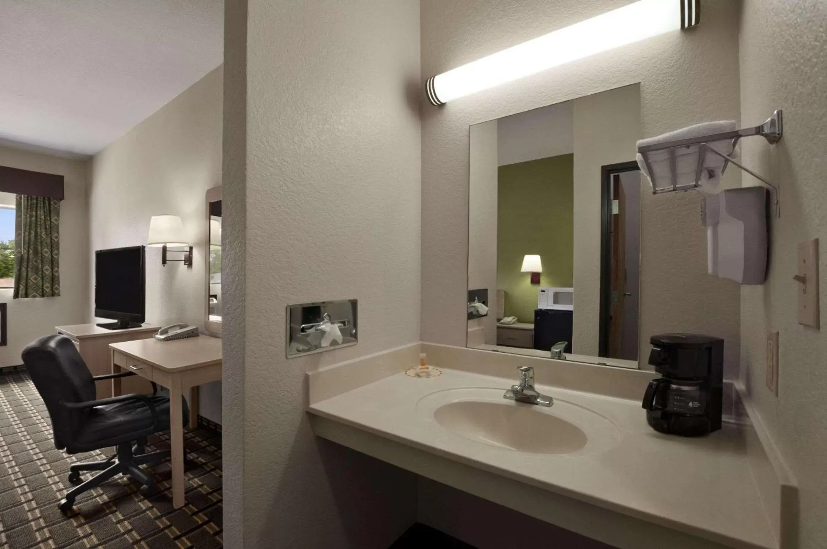 Photo of the whole room, Bathroom in Days Inn by Wyndham Childress