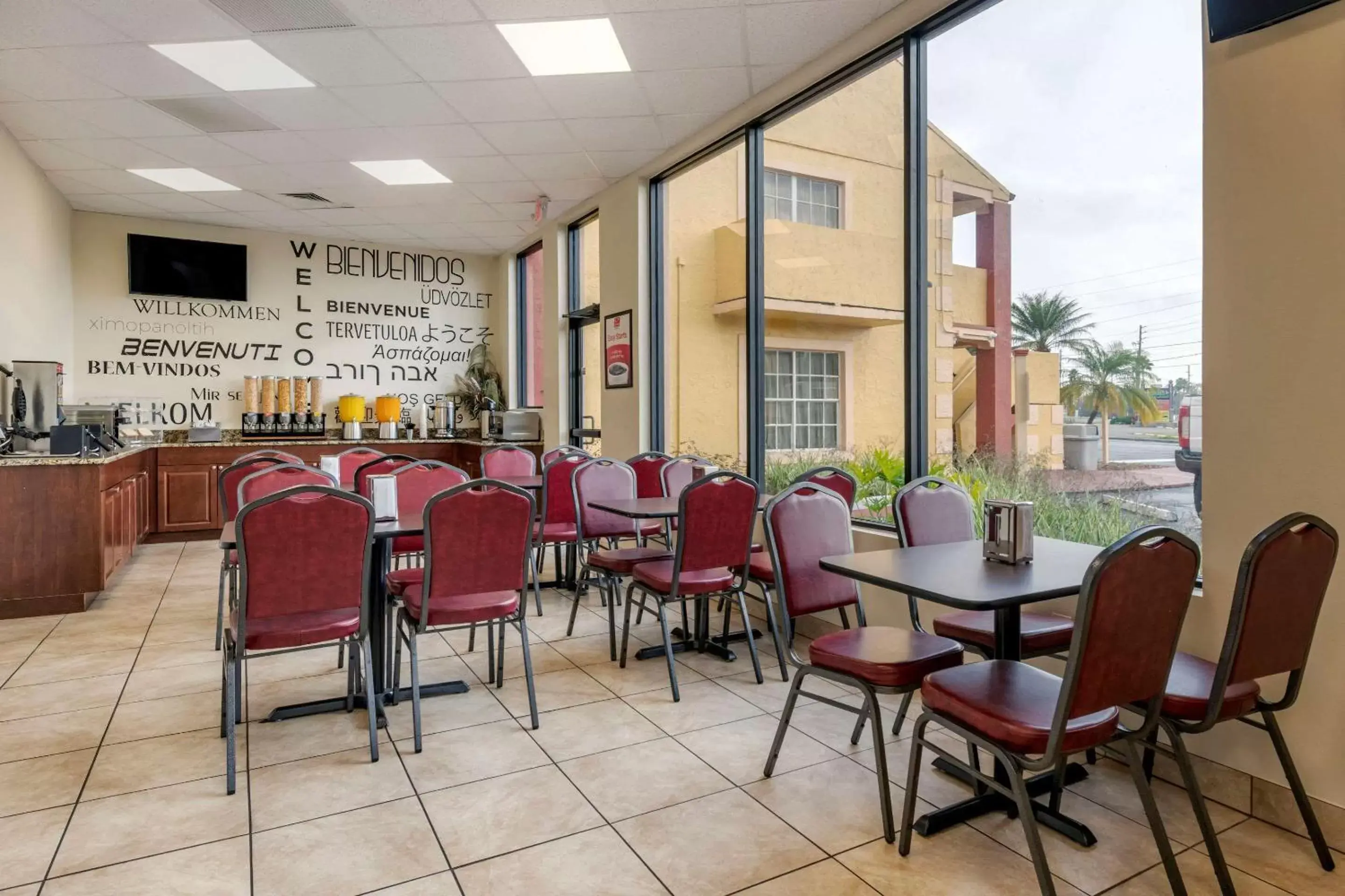 Restaurant/places to eat in Econo Lodge Inn & Suites Maingate Central