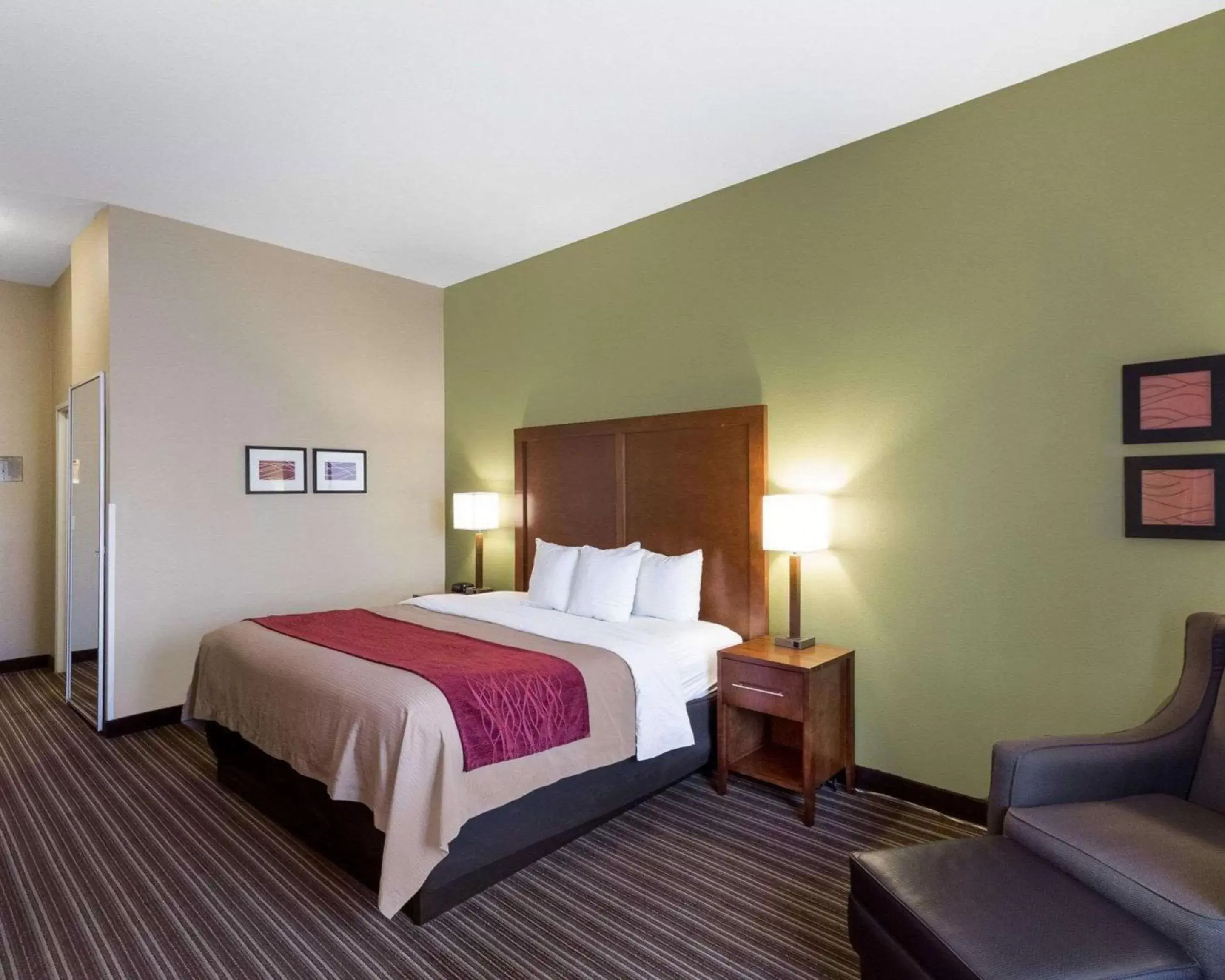 Photo of the whole room, Bed in Comfort Inn & Suites Fayetteville-University Area