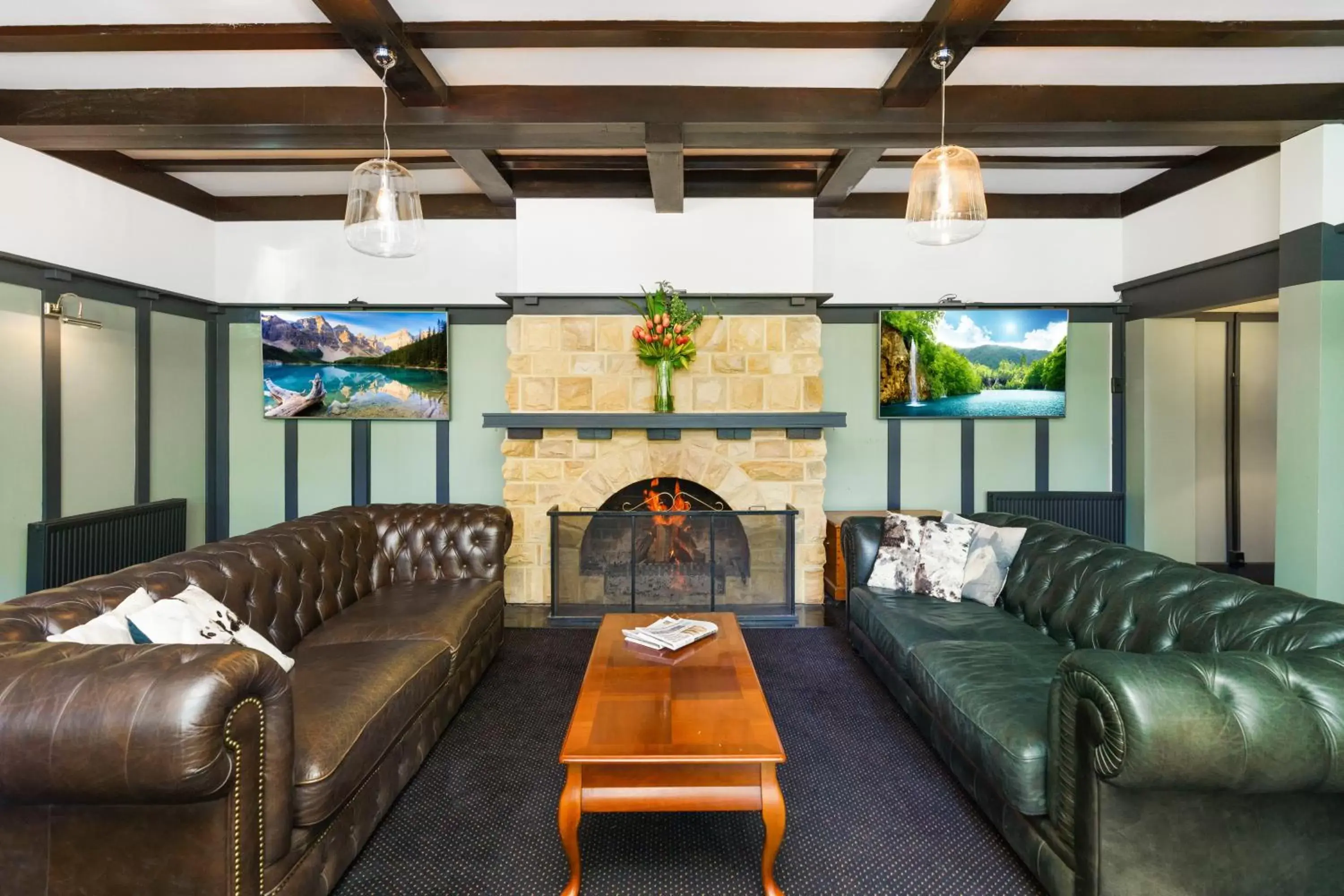 Communal lounge/ TV room, Seating Area in Bundanoon Hotel