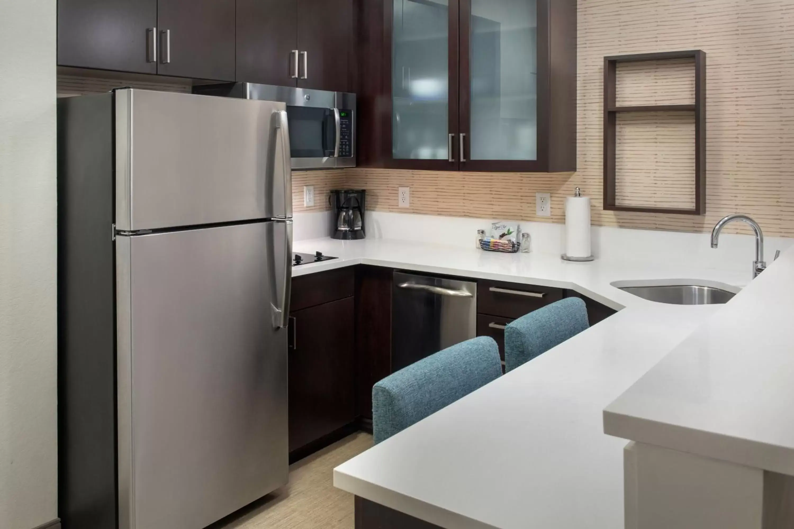 Bedroom, Kitchen/Kitchenette in Residence Inn by Marriott New York Long Island East End