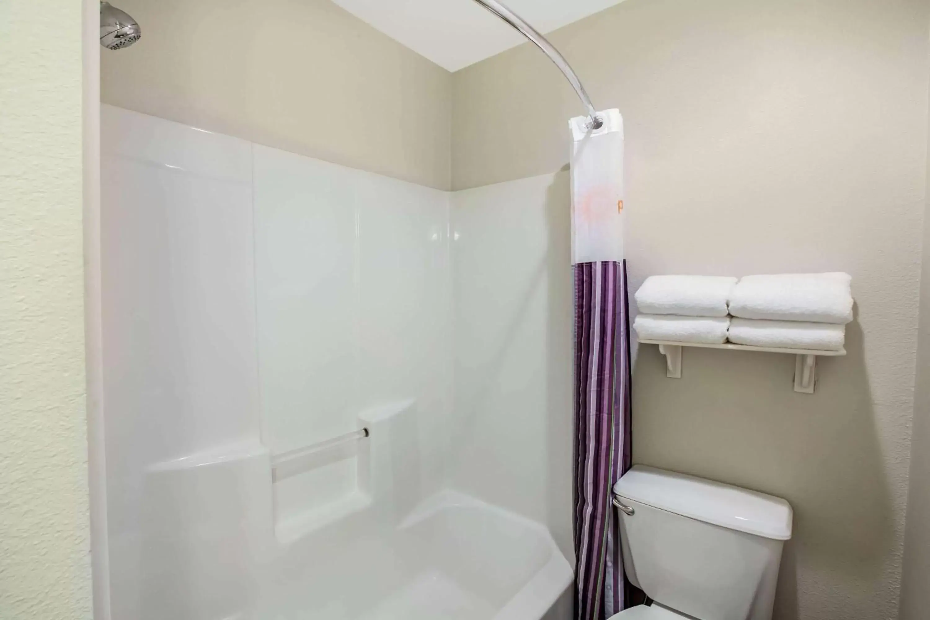 Bathroom in La Quinta by Wyndham Houston Baytown East