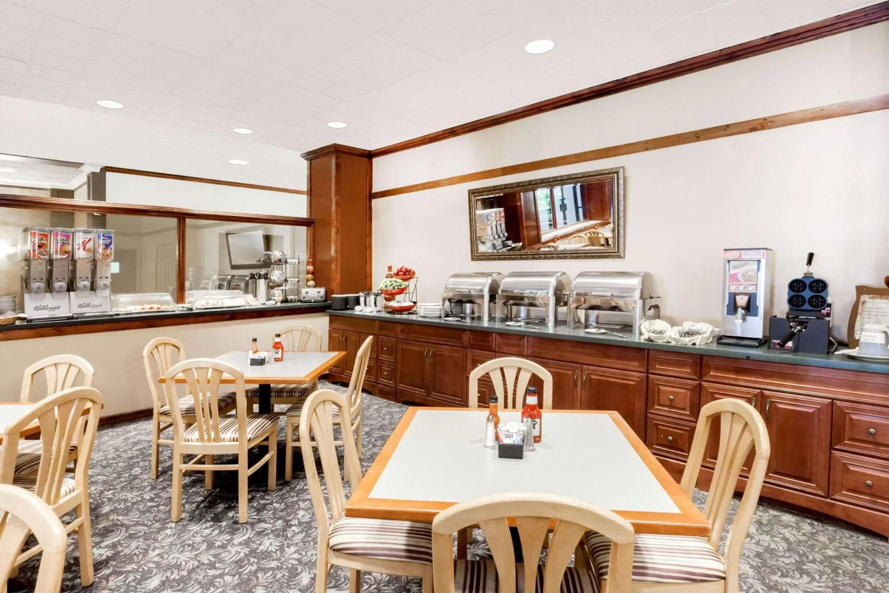 Restaurant/Places to Eat in Ramada by Wyndham Lansing Hotel & Conference Center