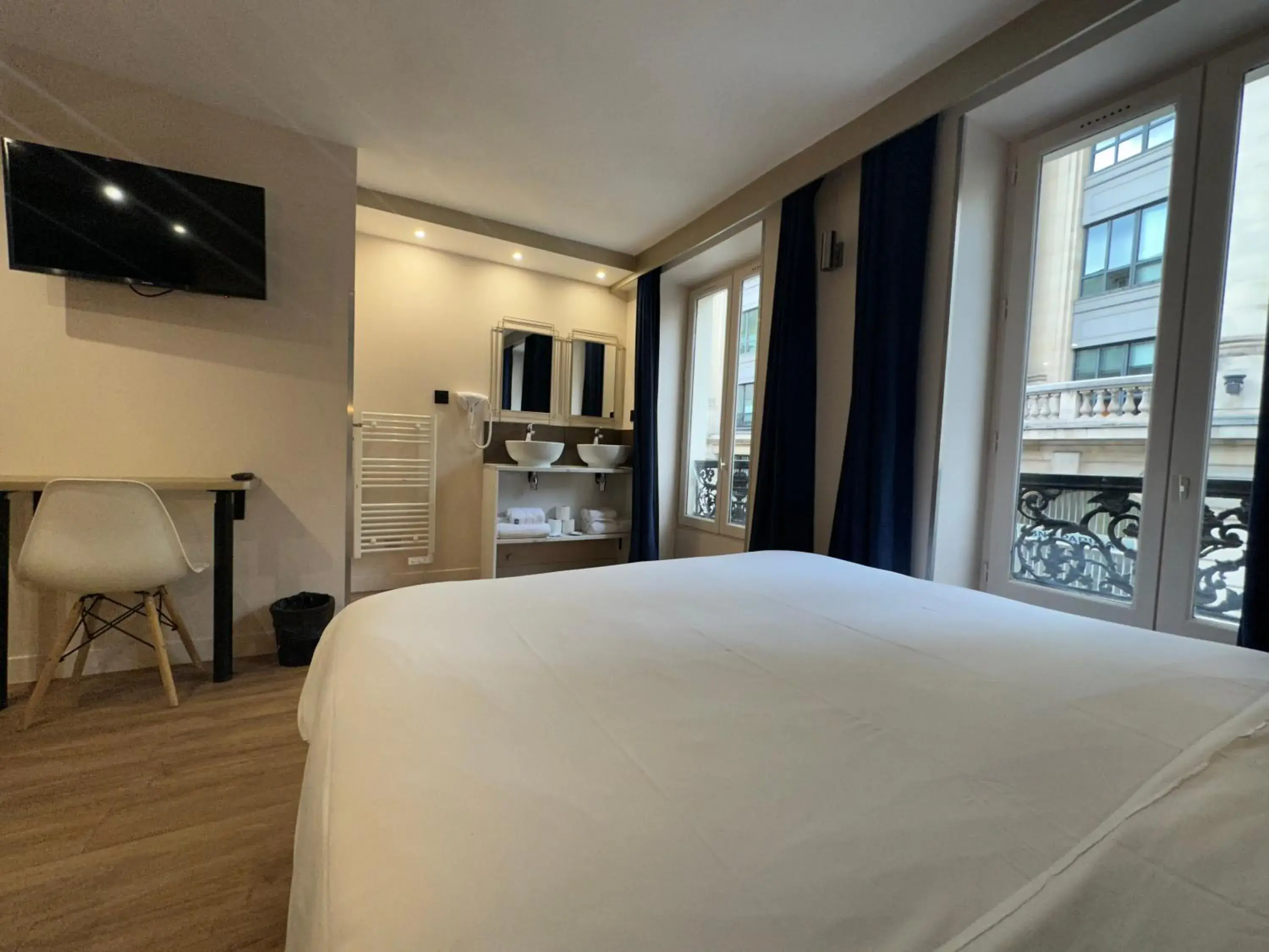 City view, Bed in Nation Montmartre Hotel