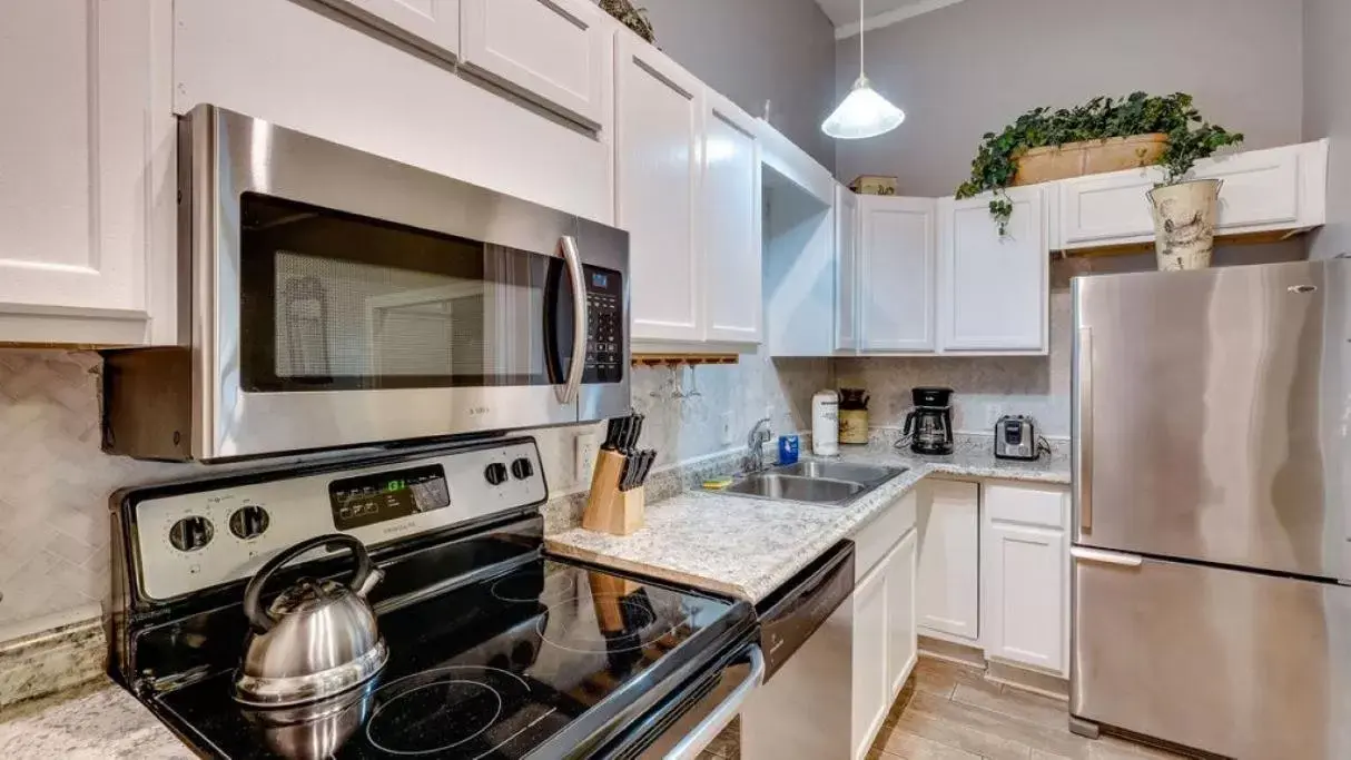 Kitchen or kitchenette, Kitchen/Kitchenette in Comfortable Escape in Historic Downtown Savannah