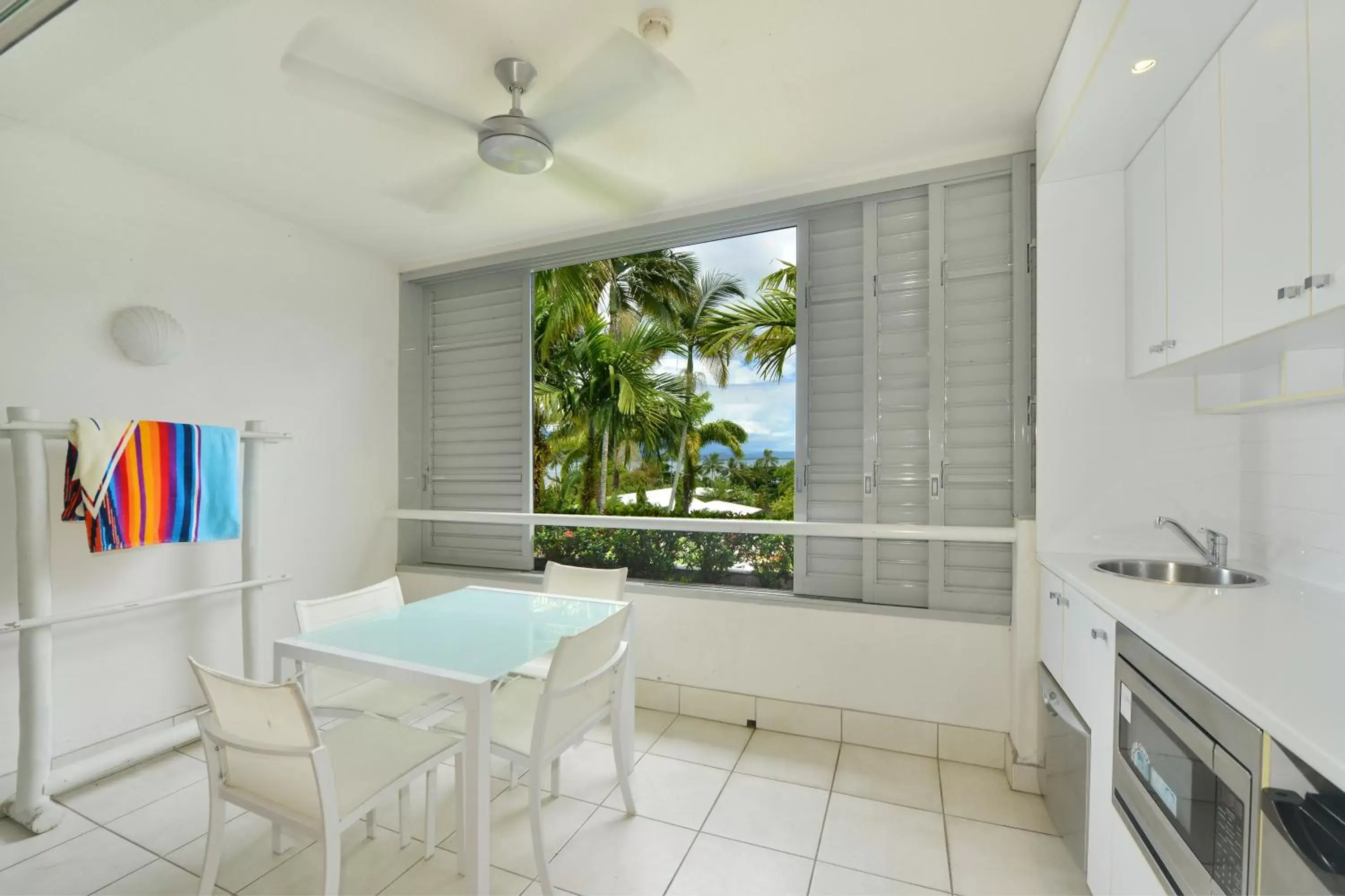 Kitchen or kitchenette, Dining Area in Club Tropical Resort with Onsite Reception & Check In