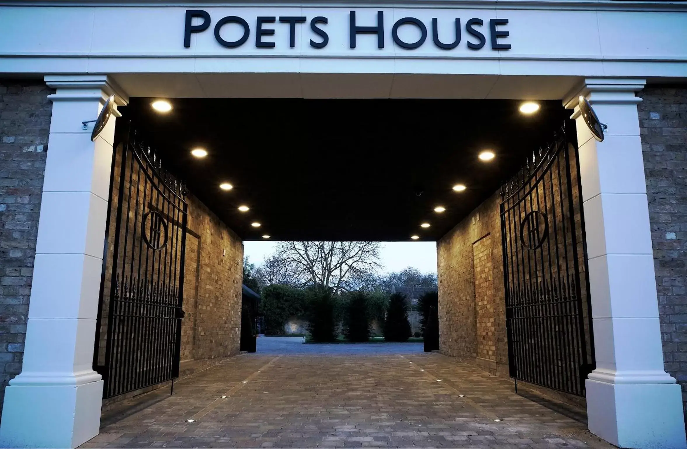 Area and facilities in Poets House