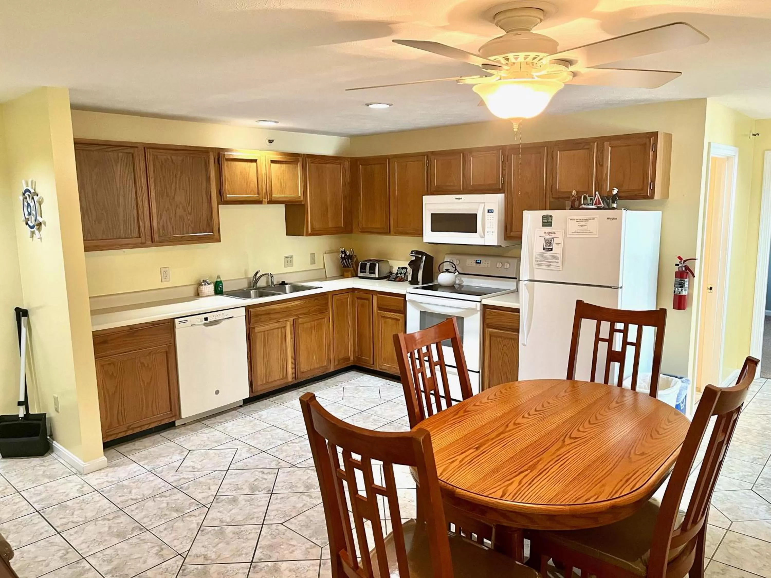 Kitchen/Kitchenette in Elmwood Resort Hotel