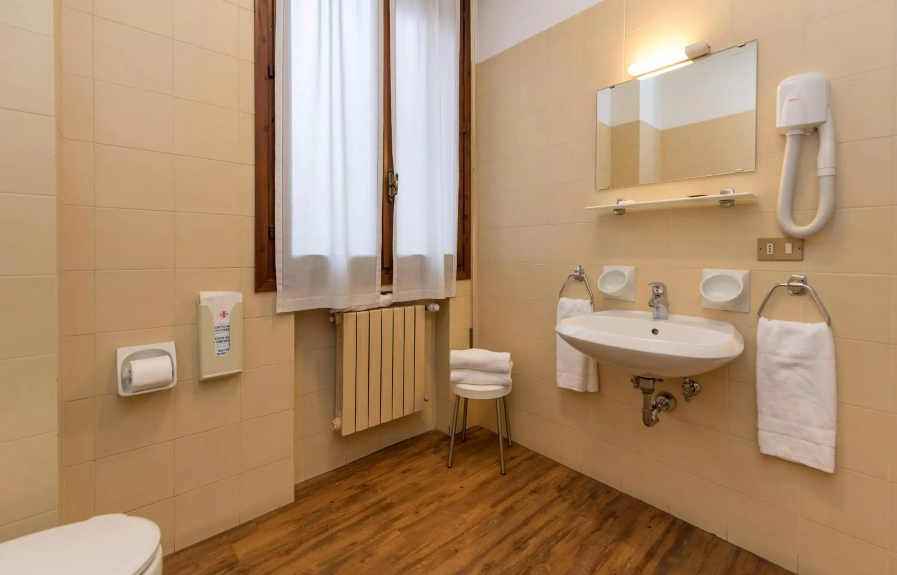 Toilet, Bathroom in Hotel Casa Del Pellegrino