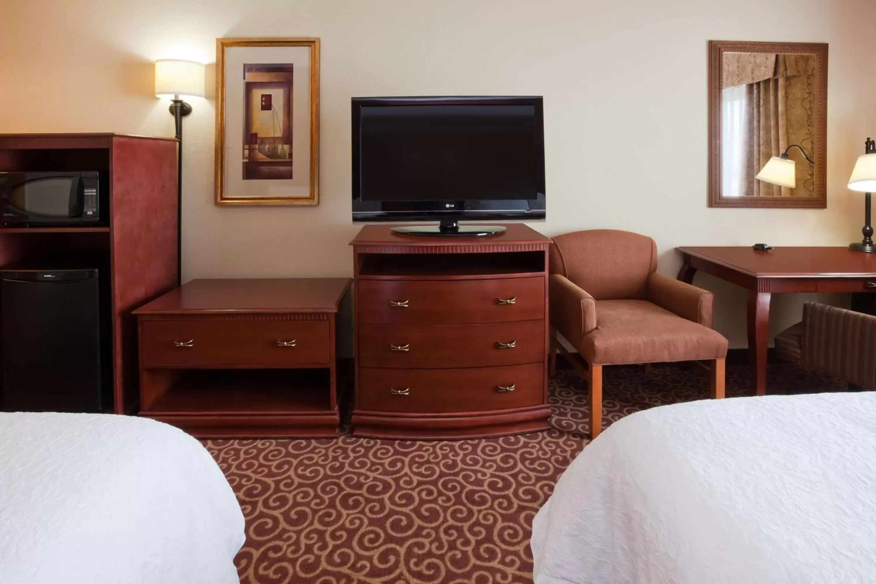 Bed, TV/Entertainment Center in Hampton Inn Fairmont