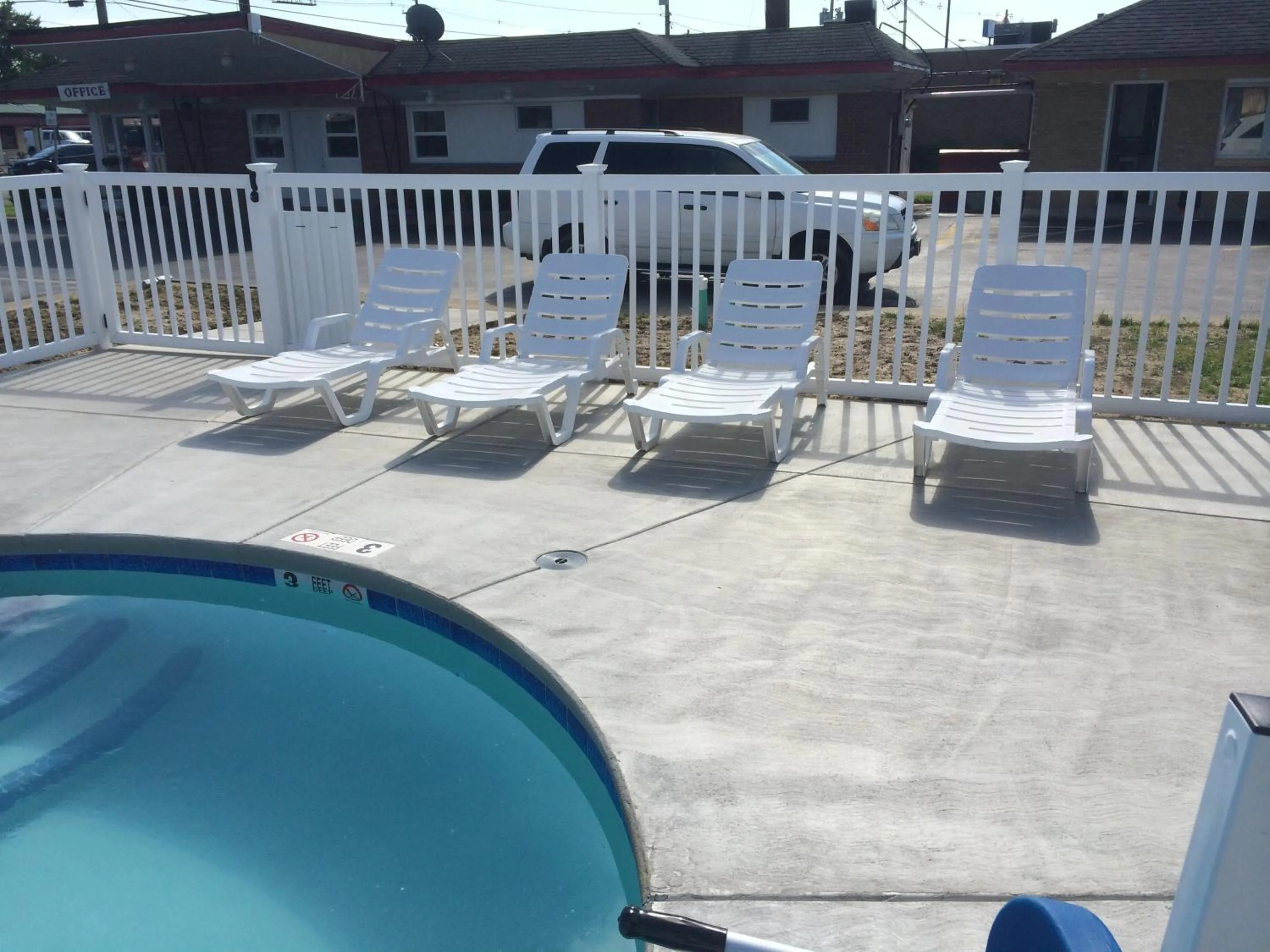 Swimming pool in Caravan Motel