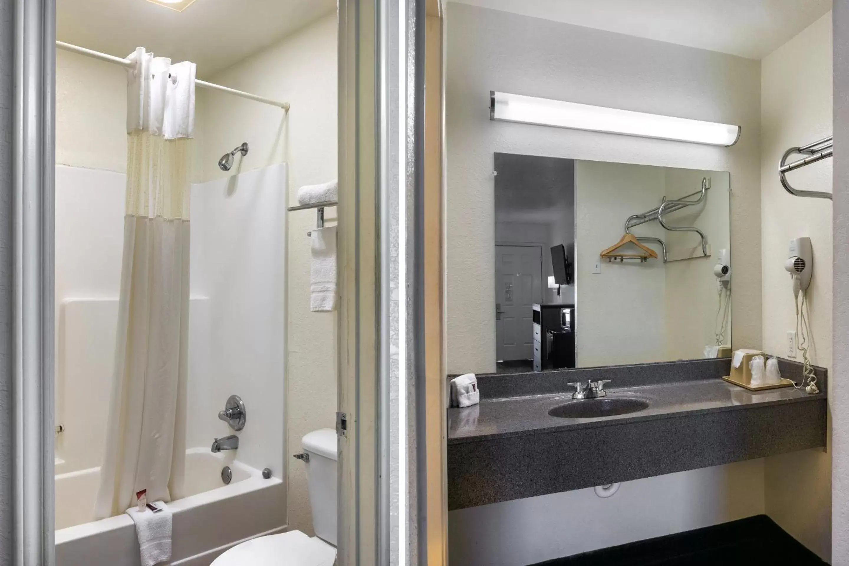 Bathroom in OYO Inn & Suites Medical Center San Antonio