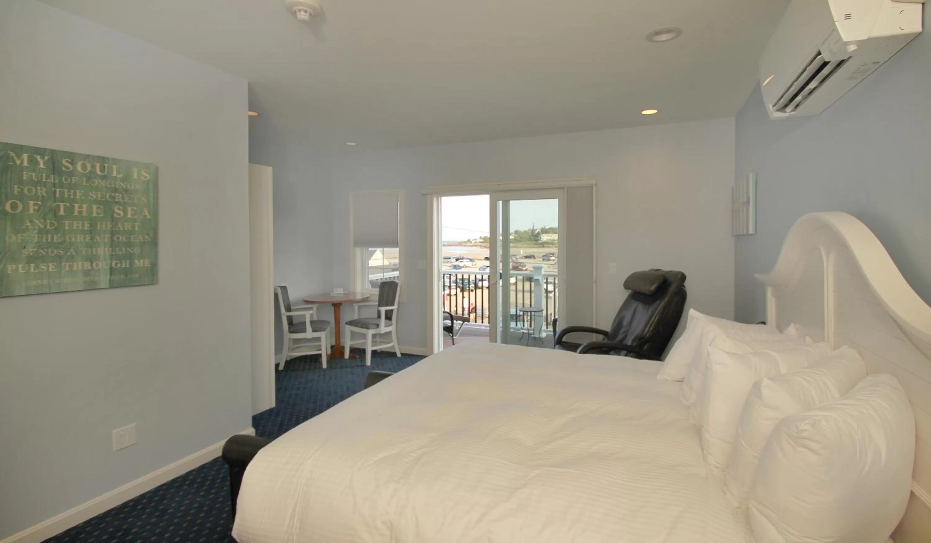 Dining area in Norseman Resort on the Beach