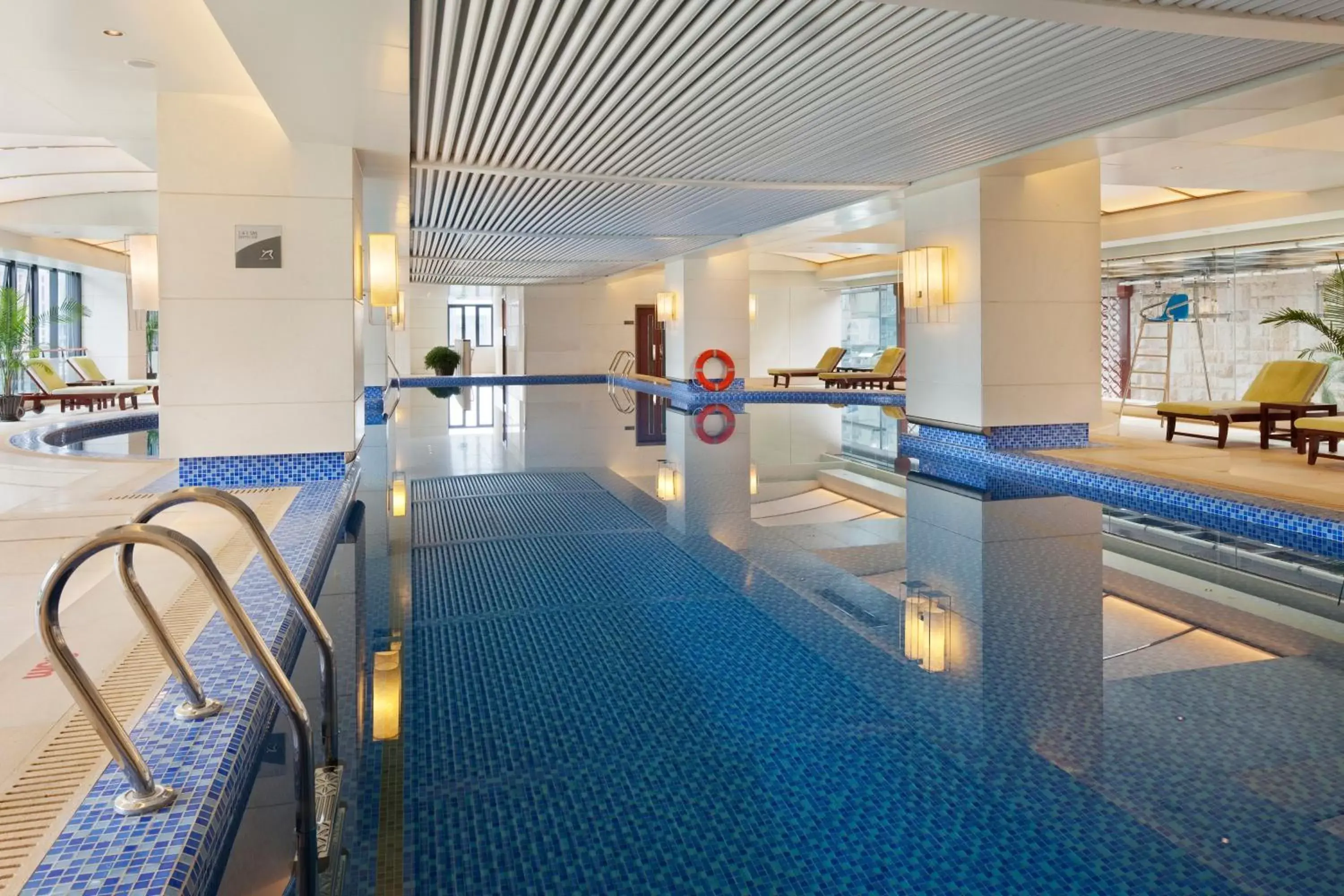 Swimming Pool in Holiday Inn Hangzhou CBD, an IHG Hotel