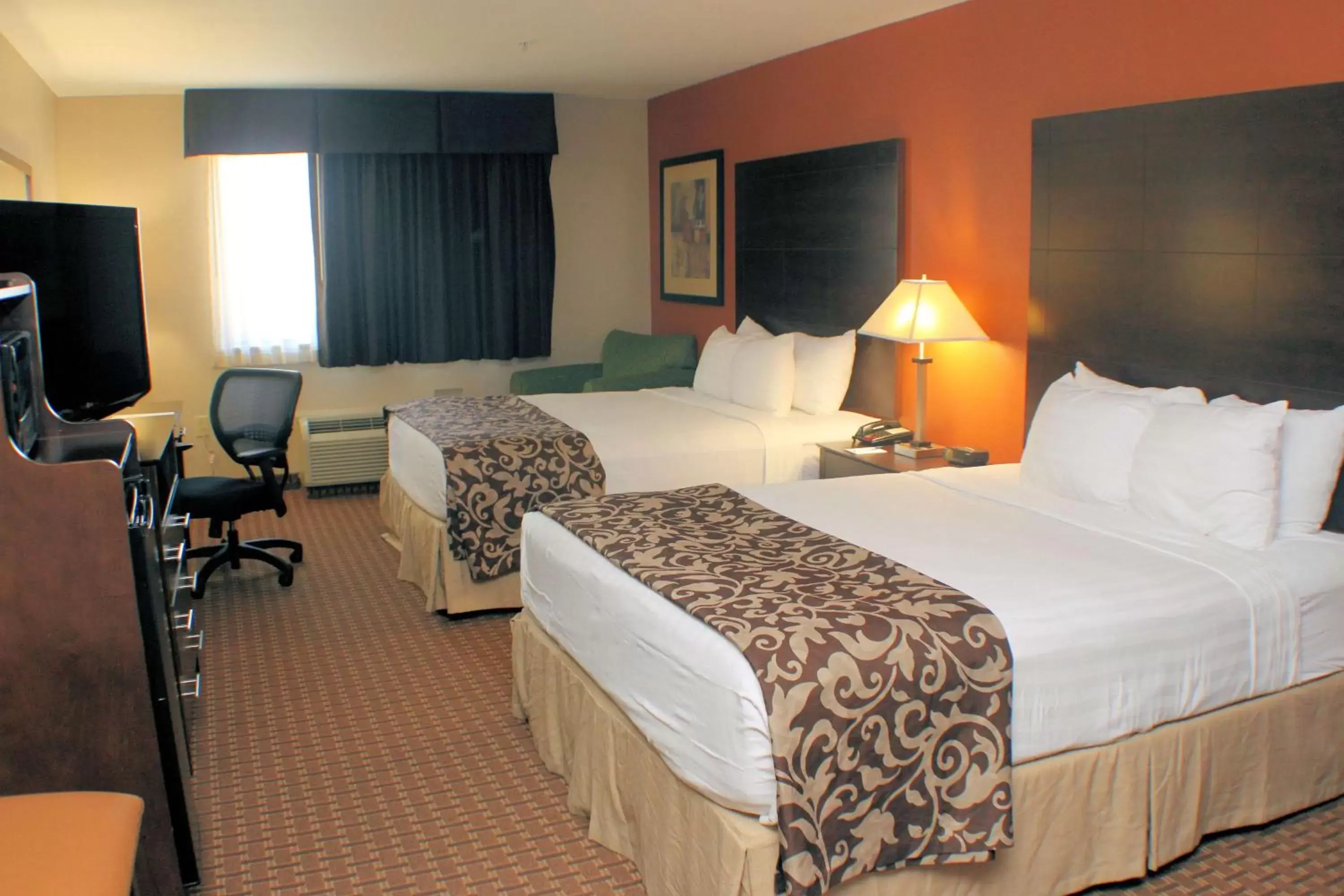 Photo of the whole room, Bed in Best Western Inn & Suites