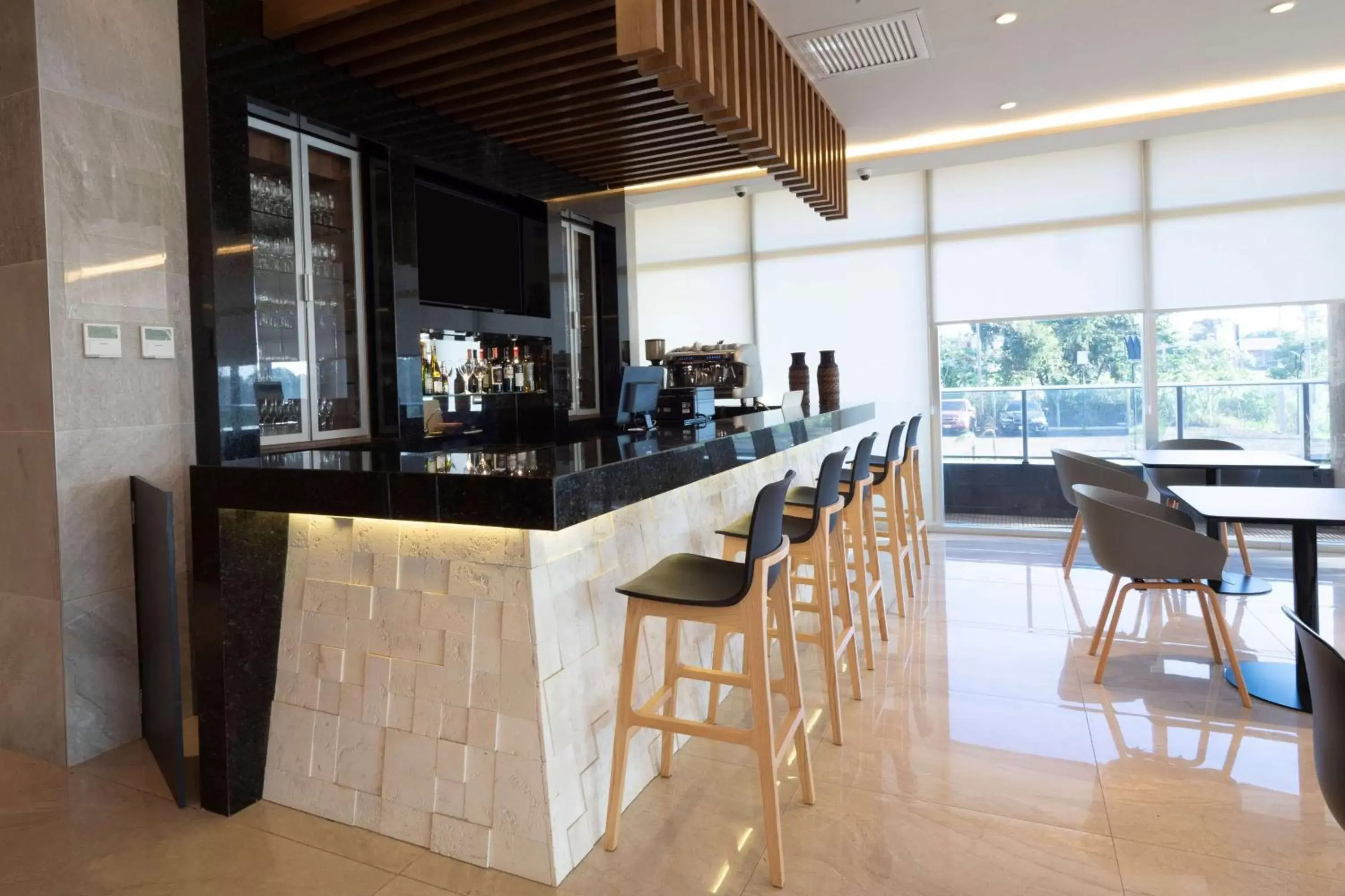Lounge or bar, Lounge/Bar in Dazzler by Wyndham Ciudad del Este