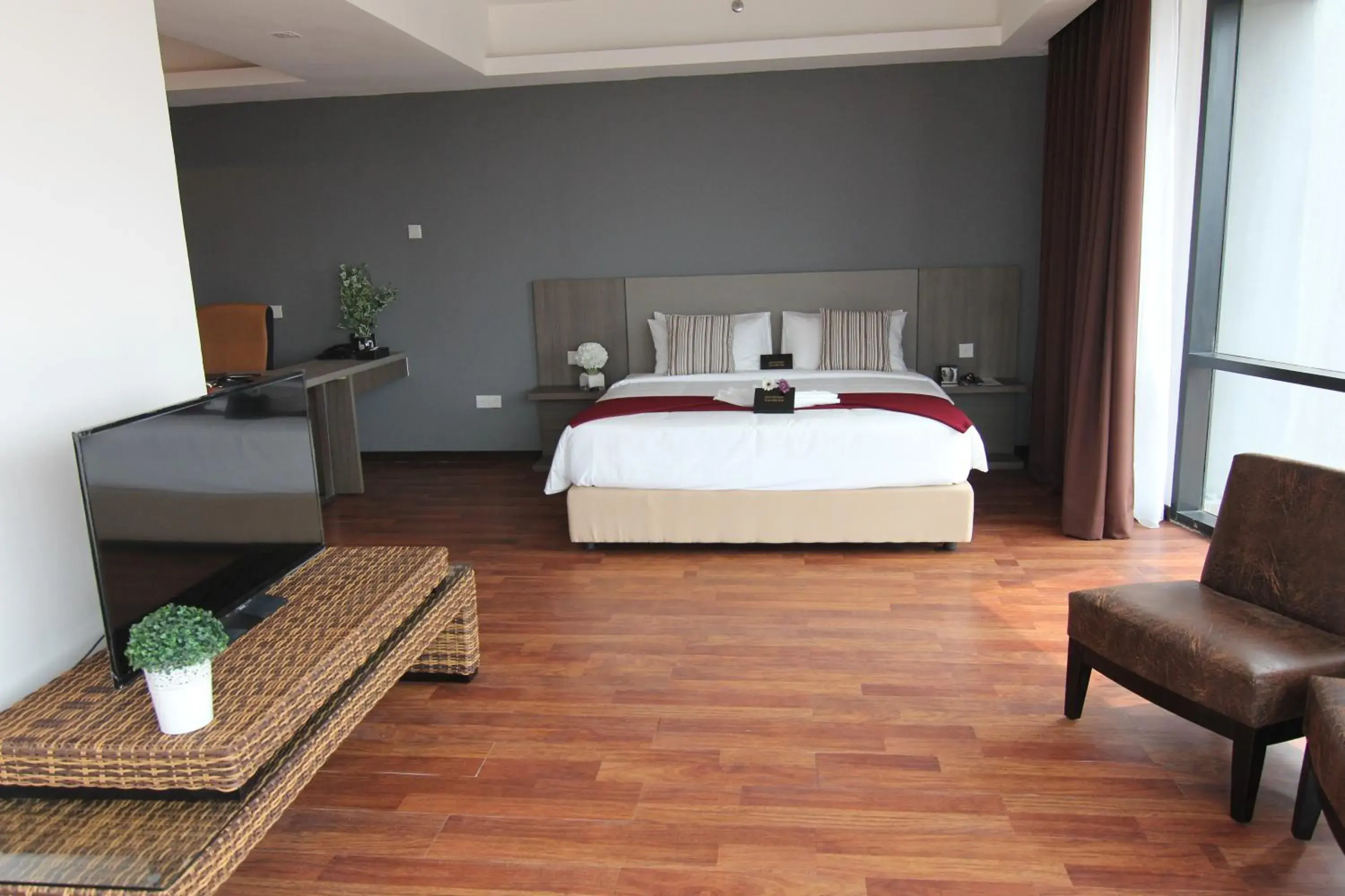 Seating area, Bed in Nexus Regency Suites & Hotel