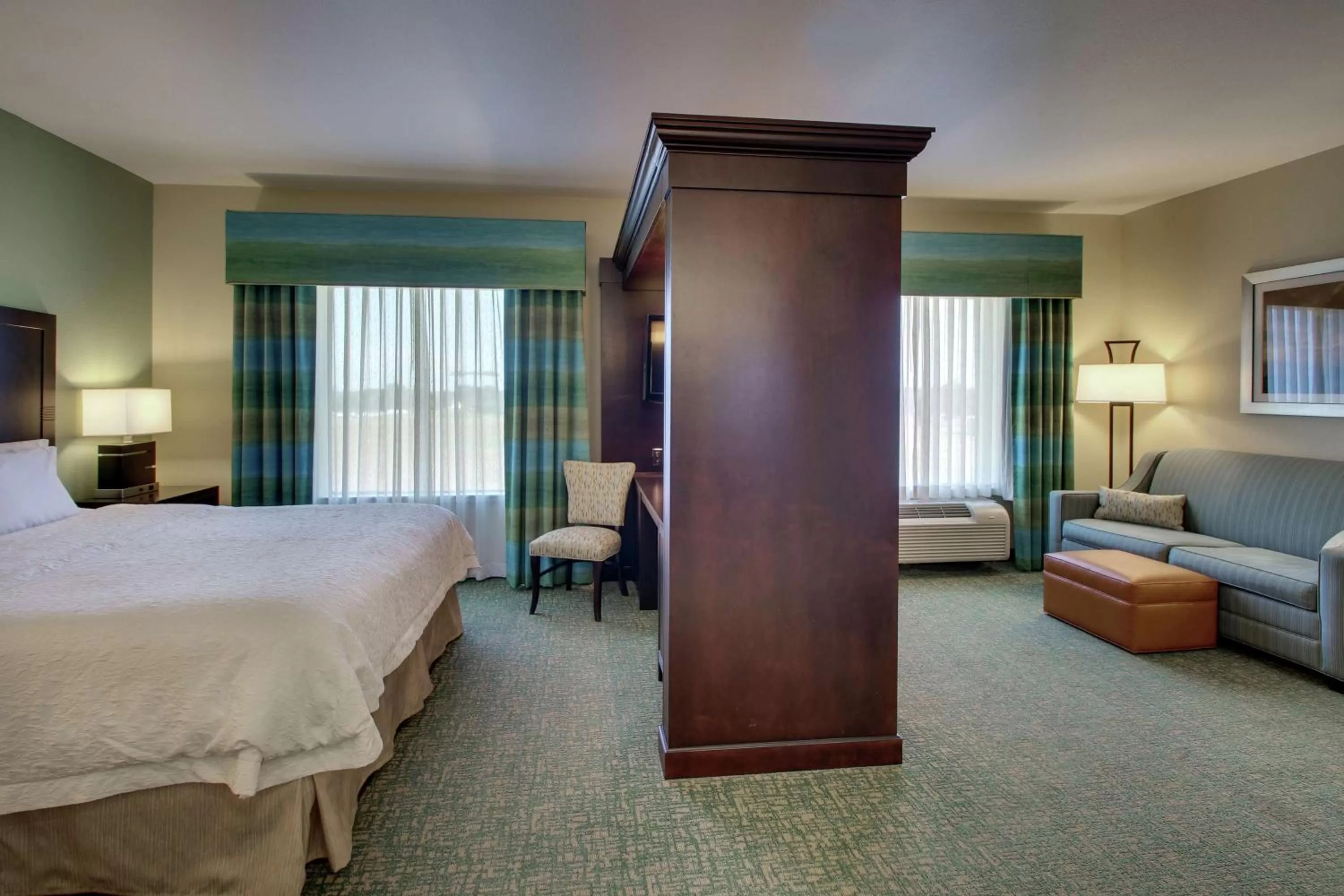 Living room, Bed in Hampton Inn Vernon