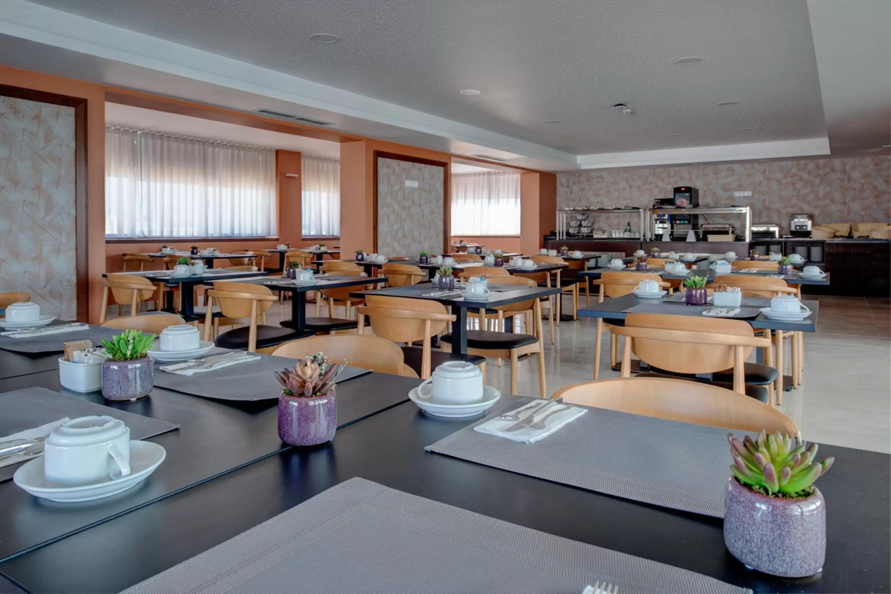 Buffet breakfast, Restaurant/Places to Eat in VIP Executive Picoas Hotel