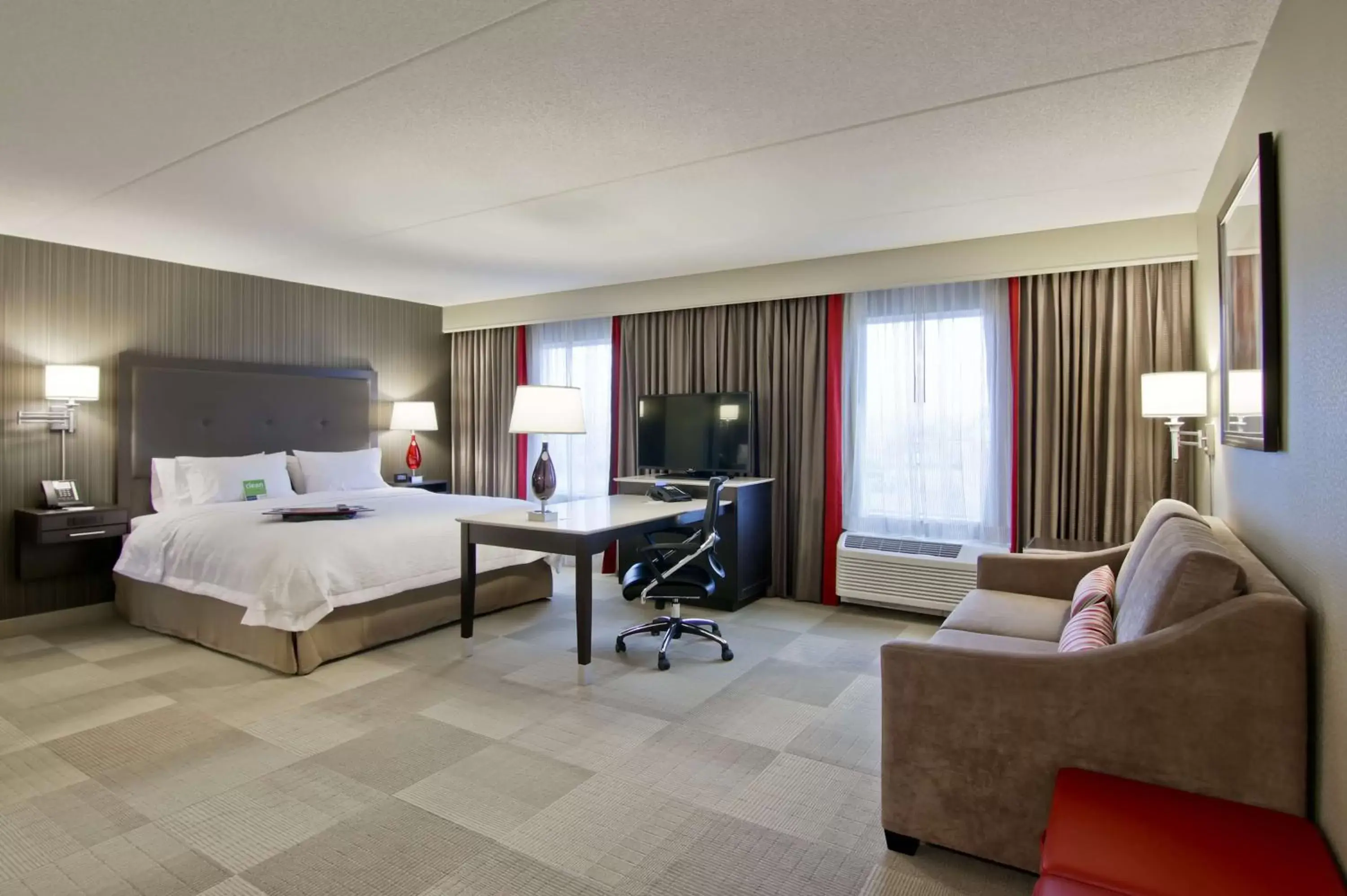 Bed in Hampton Inn & Suites by Hilton Toronto Markham