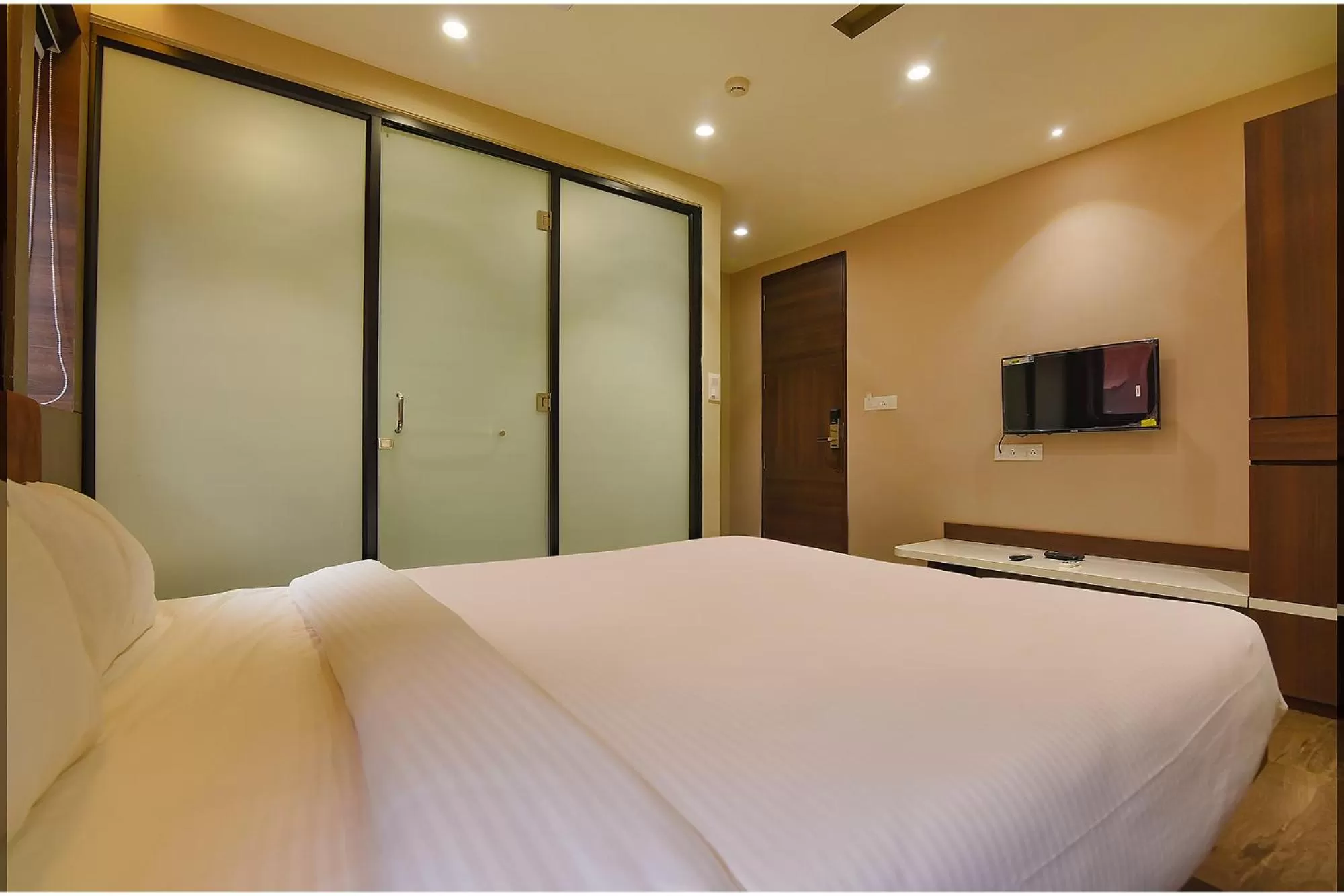 Bedroom in FabHotel Eros 282 - Nr Sreebhumi