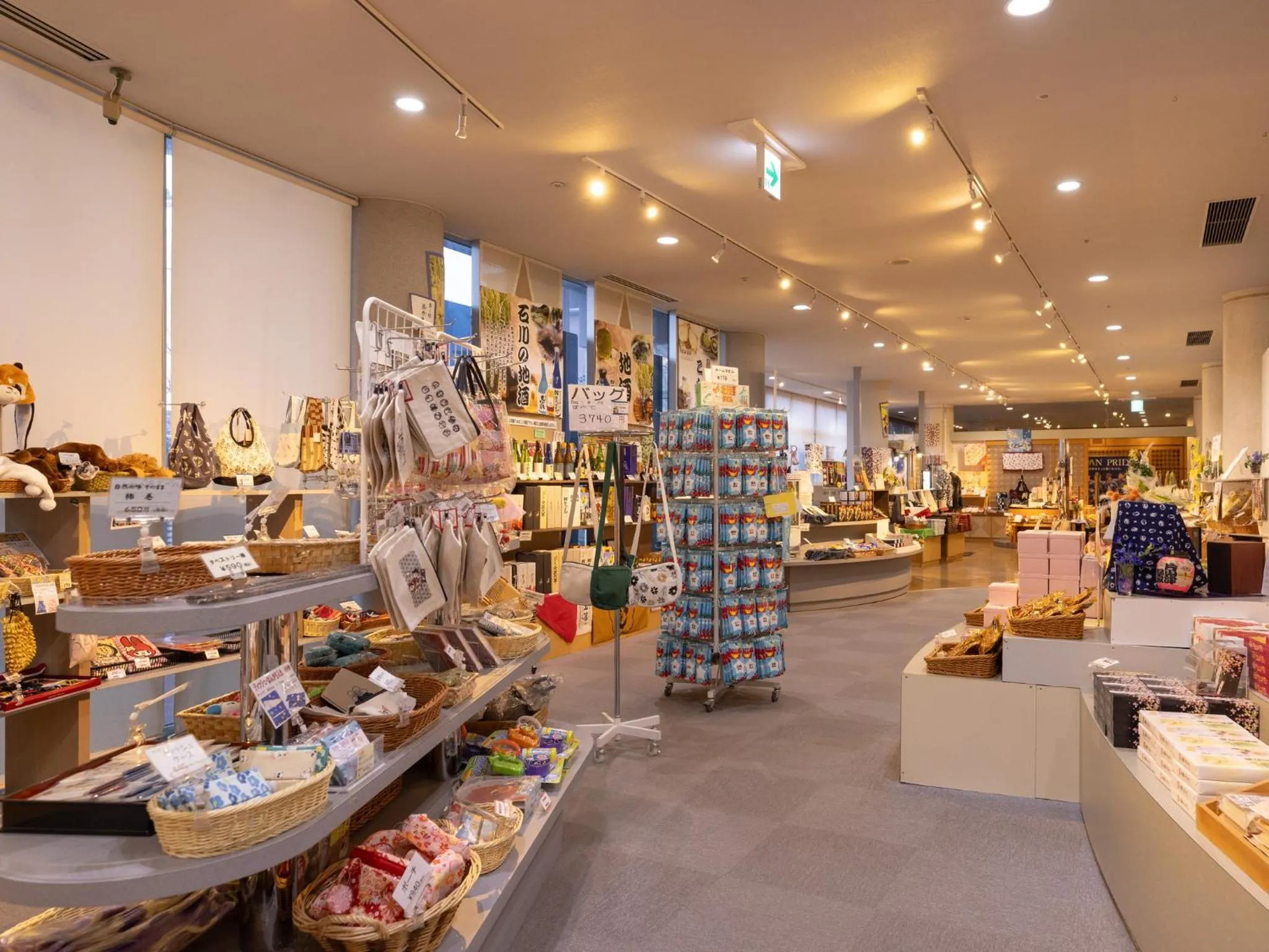 Shopping Area in APA Hotel & Resort Kaga Katayamazu Onsen Kasuikyo