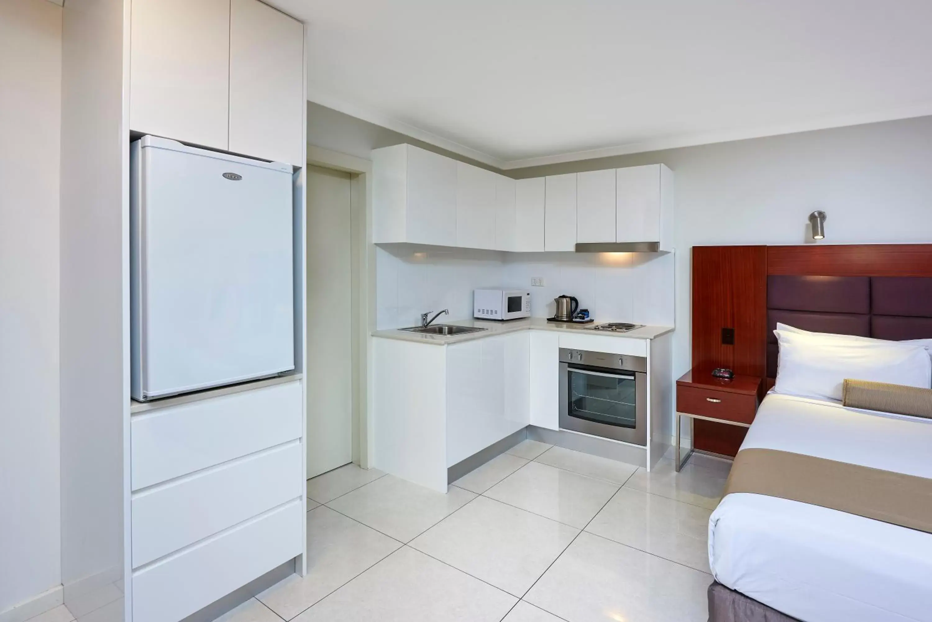 Kitchen or kitchenette, Kitchen/Kitchenette in Best Western Casula Motor Inn