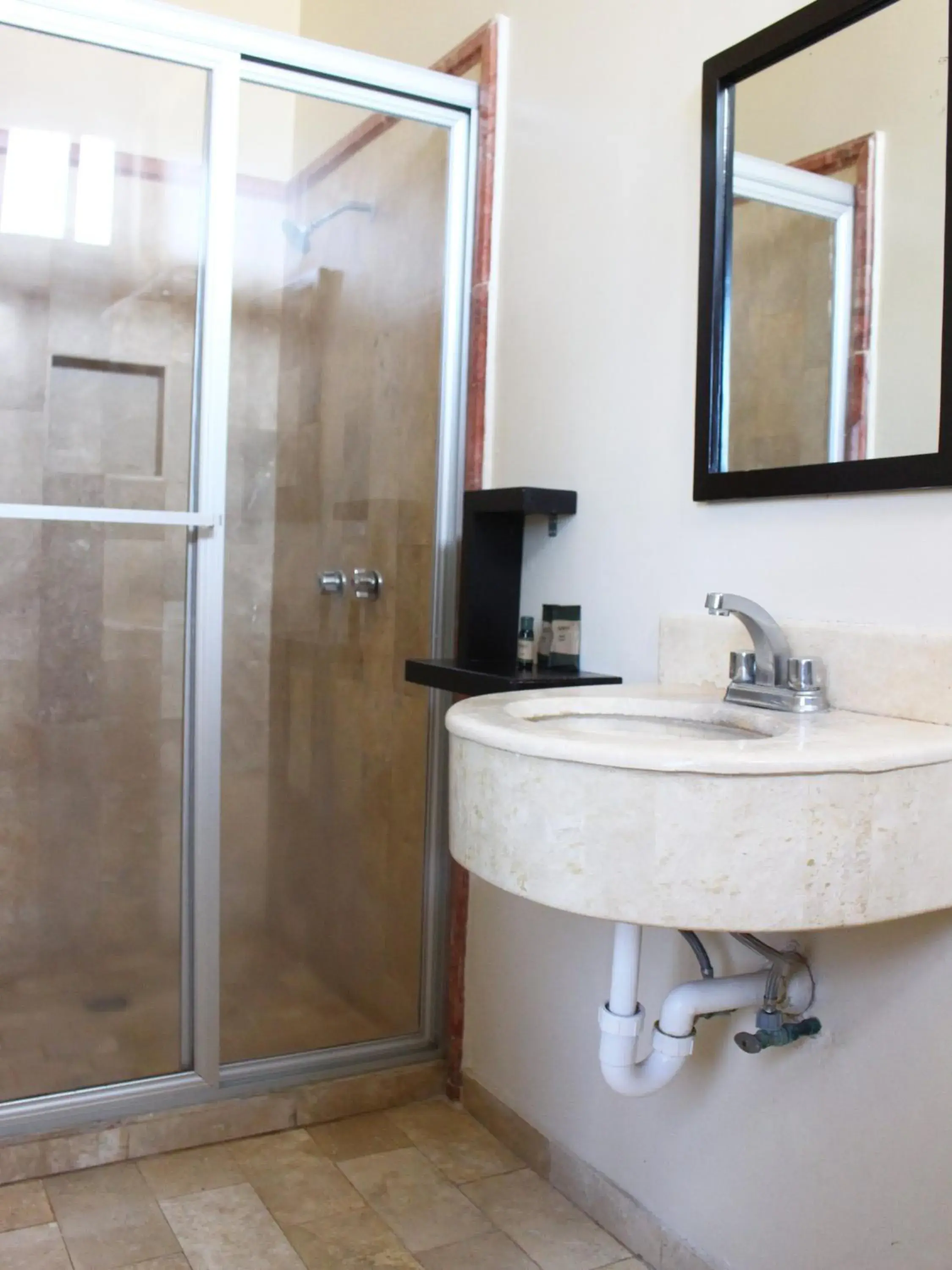 Shower, Bathroom in Hotel America Palacio