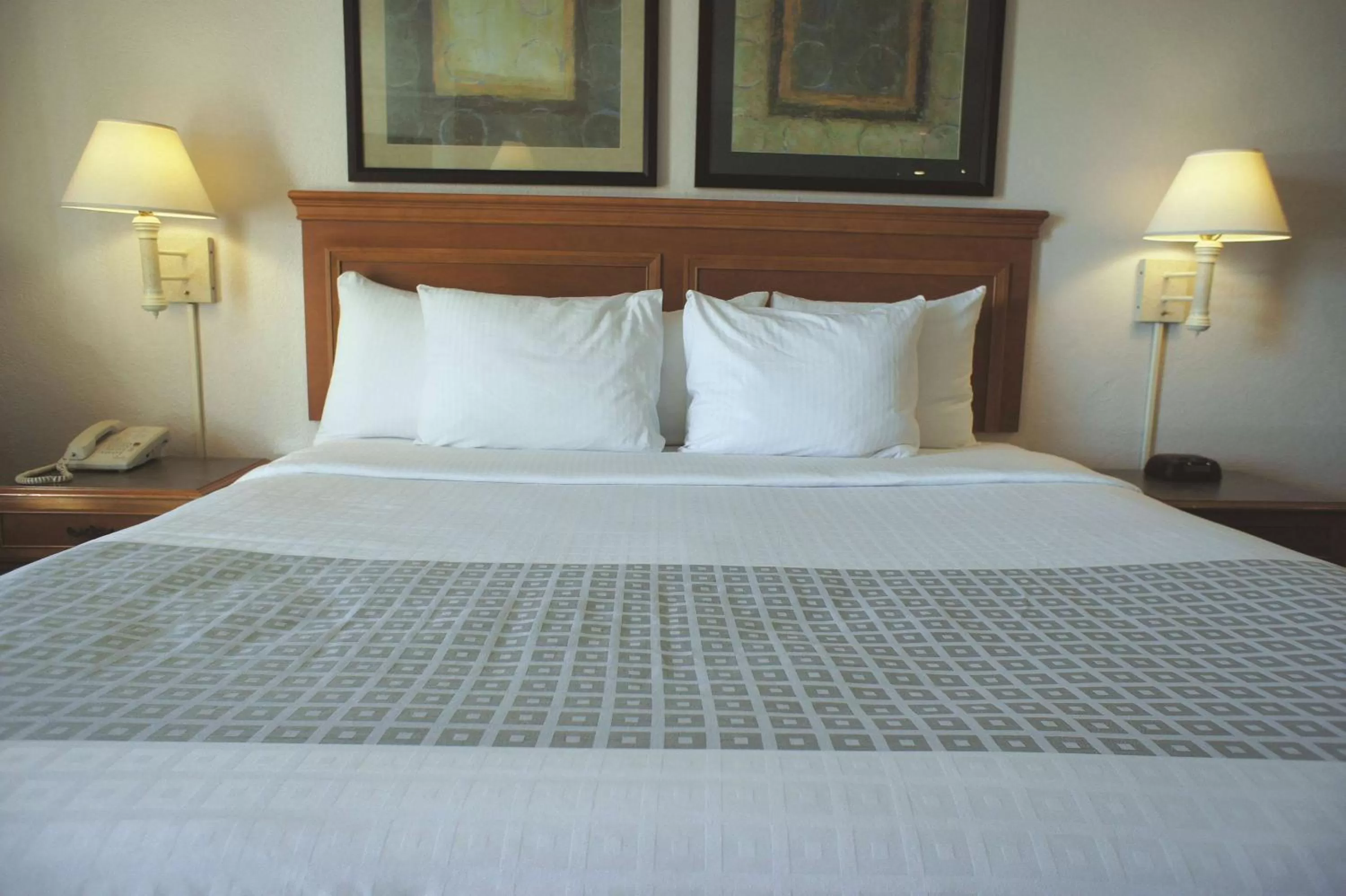 Photo of the whole room, Bed in La Quinta Inn by Wyndham Albuquerque Airport