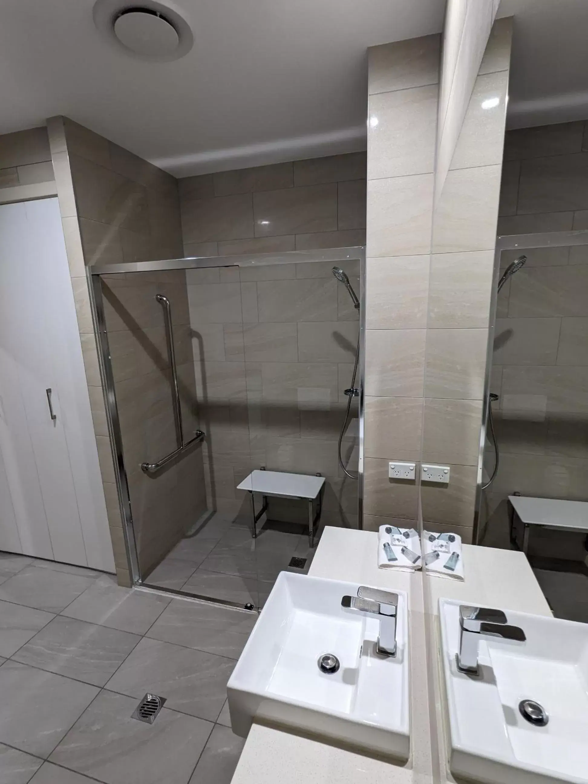 Bathroom in The Windsor Apartments and Hotel Rooms, Brisbane