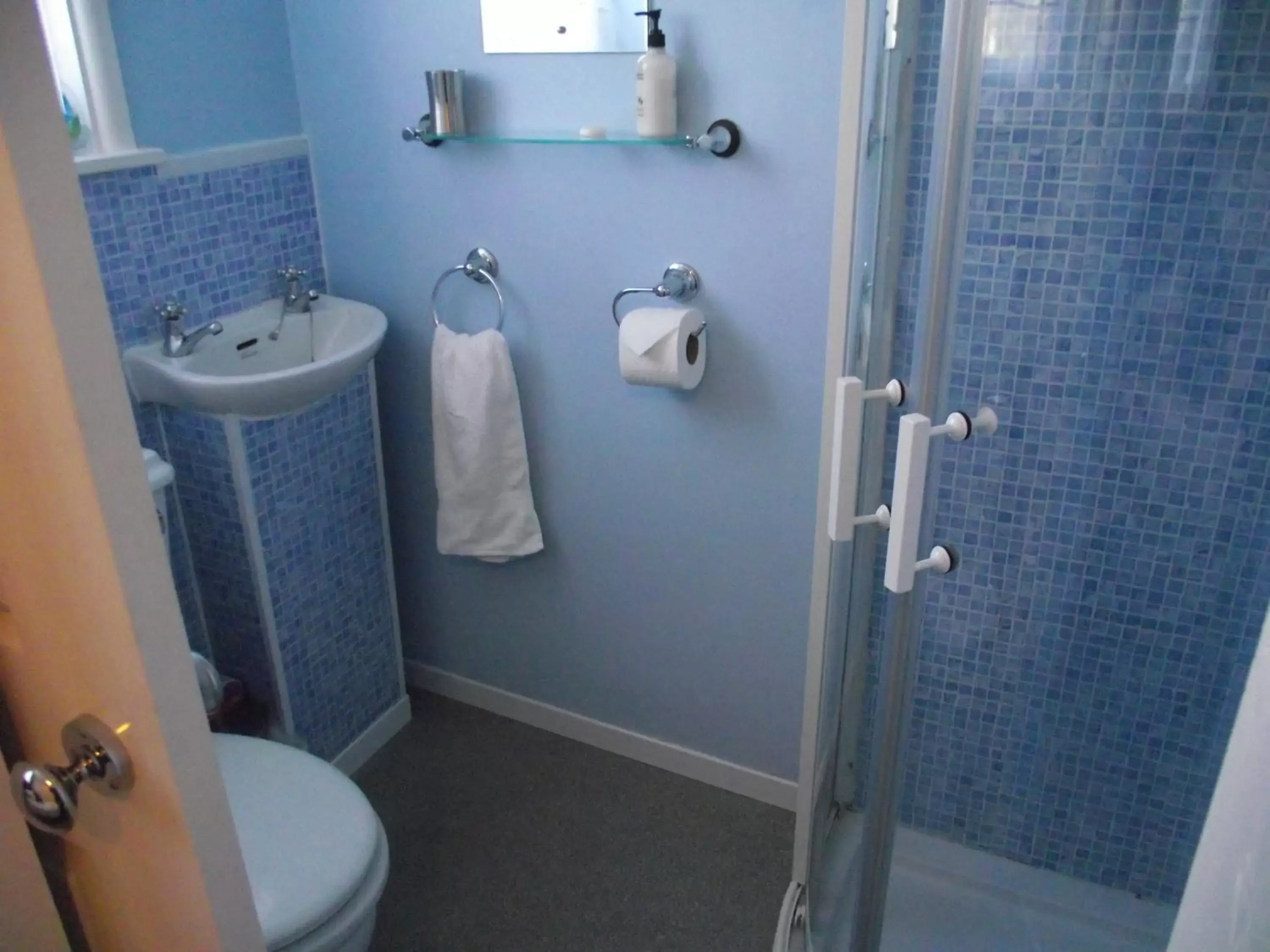 Bathroom in Trevarrian Lodge