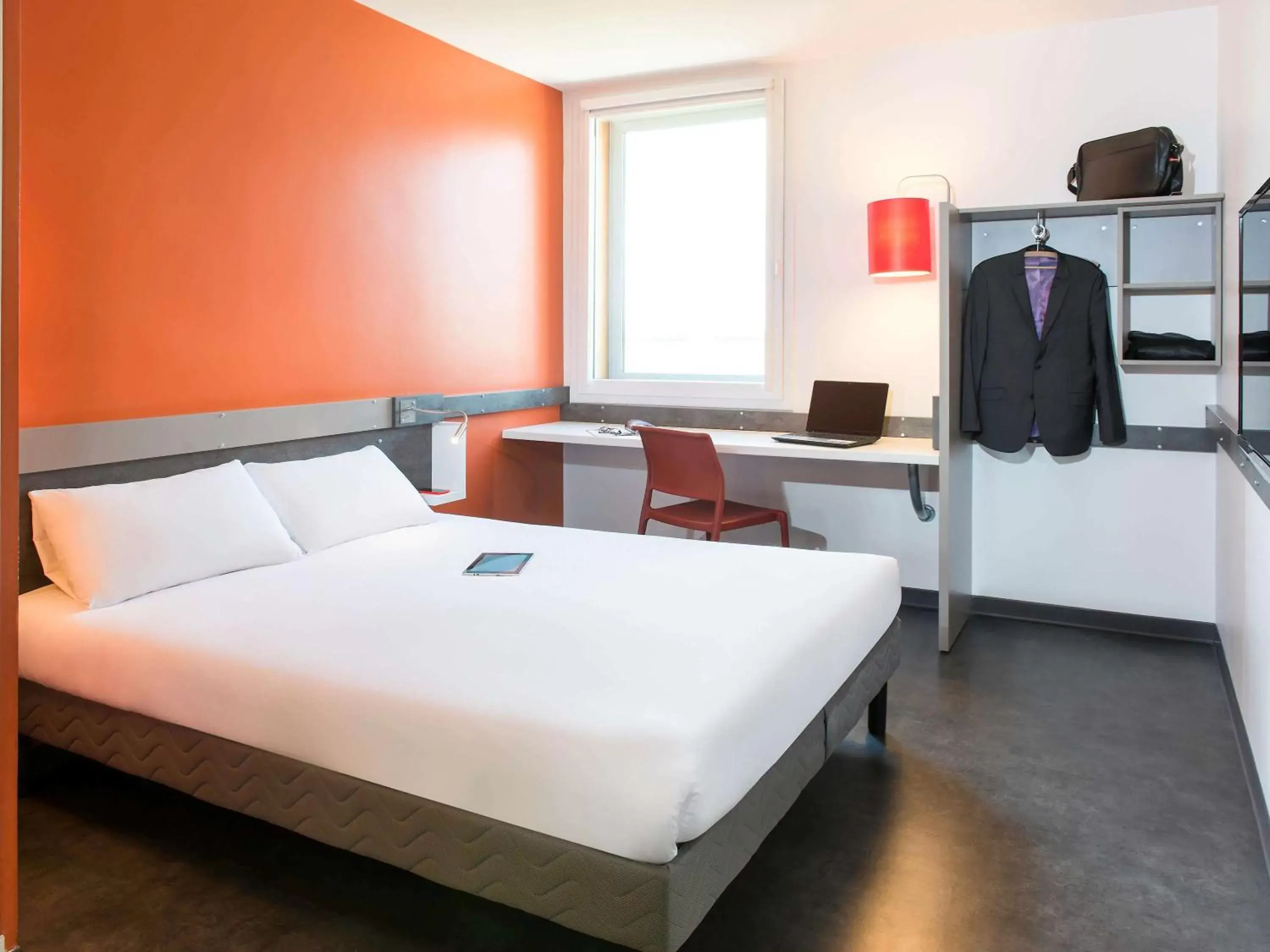 Photo of the whole room, Bed in ibis budget Aéroport Lyon Saint Exupéry