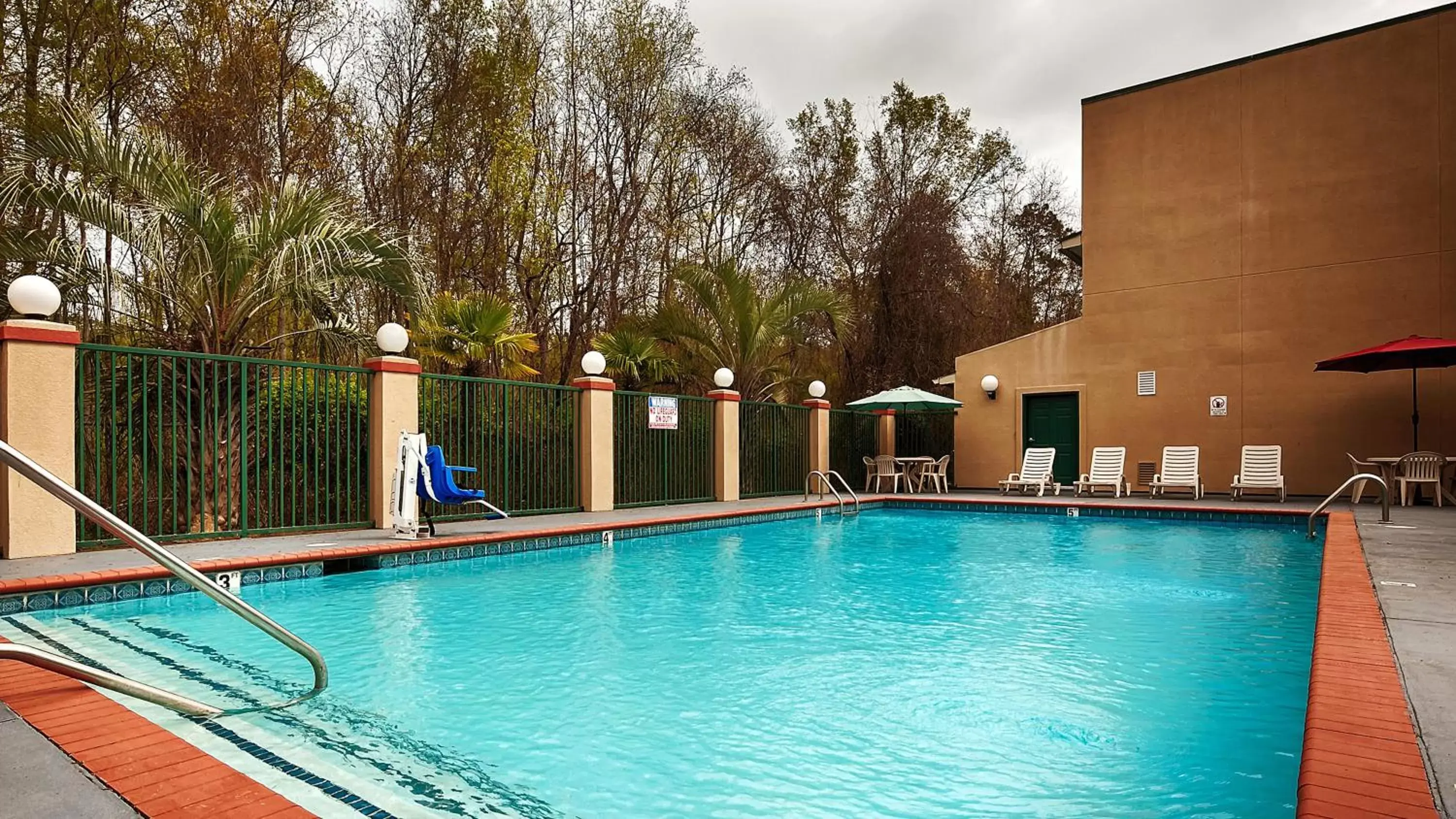 Swimming pool, Property Building in SureStay Plus Hotel by Best Western Hammond
