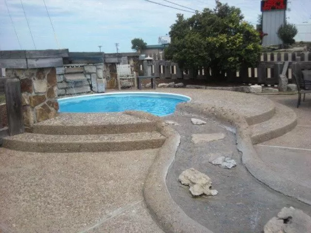 Swimming pool in Quail's Nest Inn & Suites
