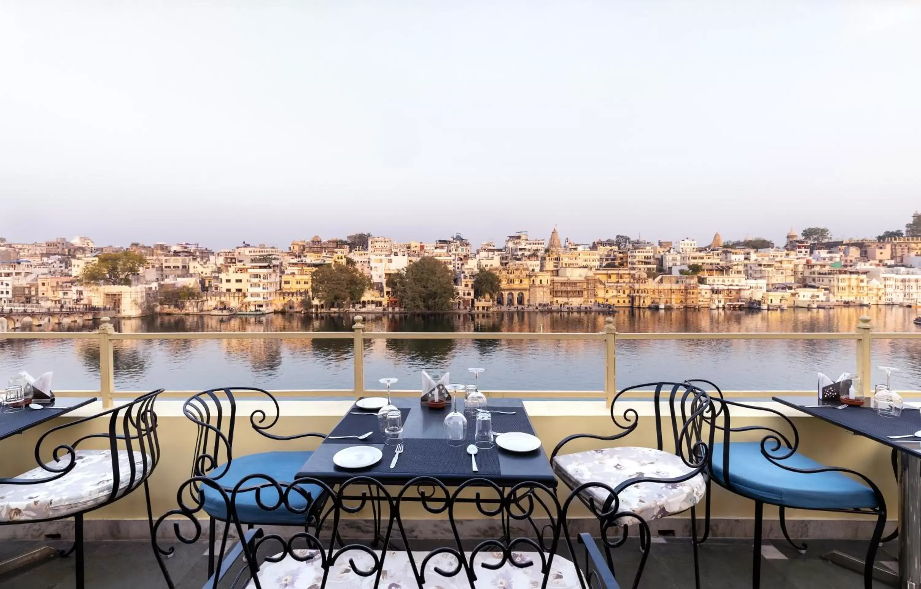 Restaurant/places to eat in Hotel Sarovar On Lake Pichola