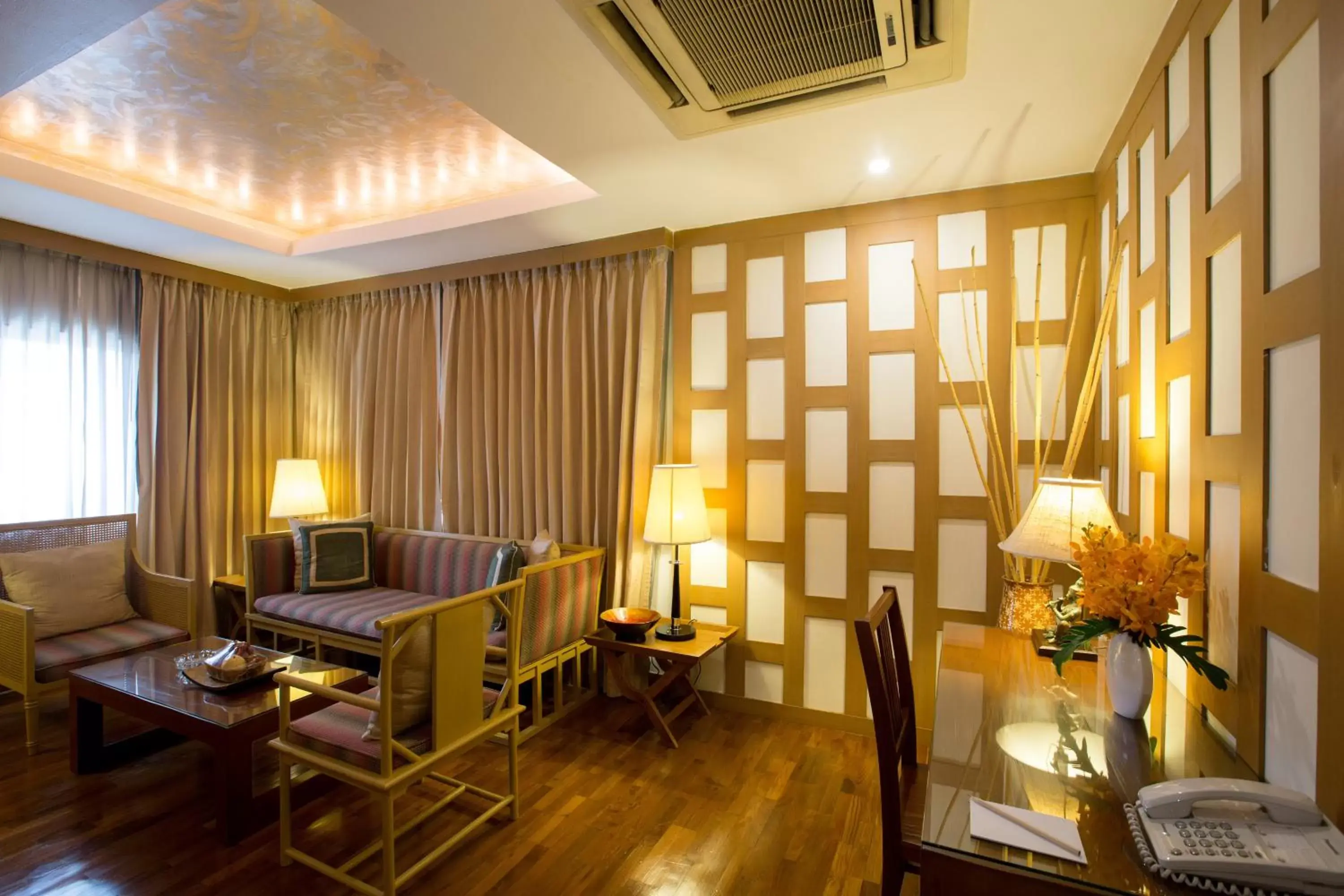 Living room, Seating Area in The Tarntawan Hotel Surawong Bangkok