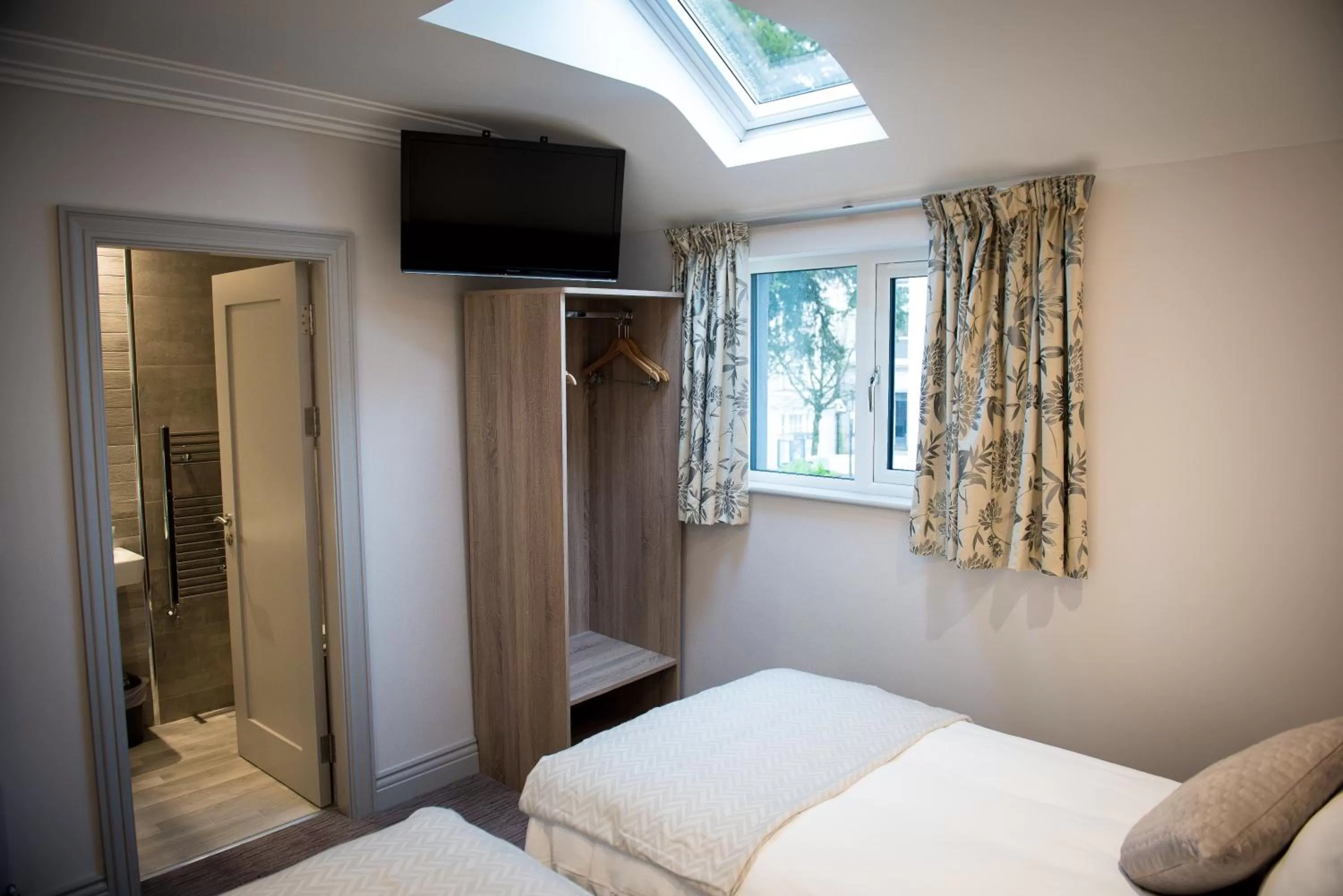 Twin Room with Private Bathroom in Tatler Jack