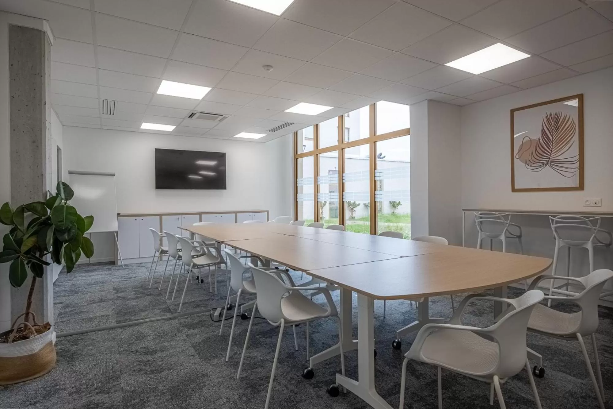 TV and multimedia in The Originals Boutique Hôtel Amiens Sud