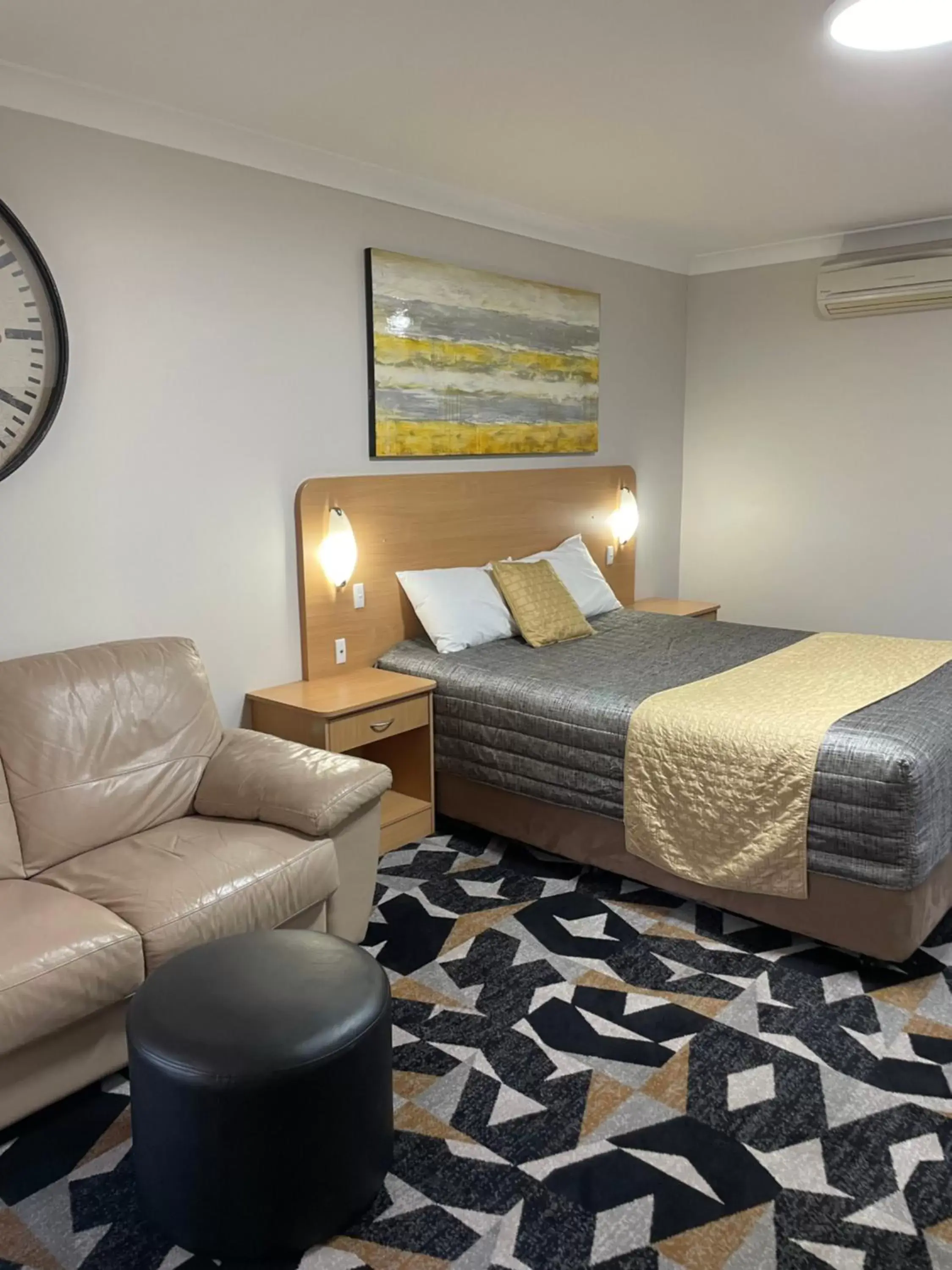 Bed in Cattlemans Country Motor Inn & Serviced Apartments