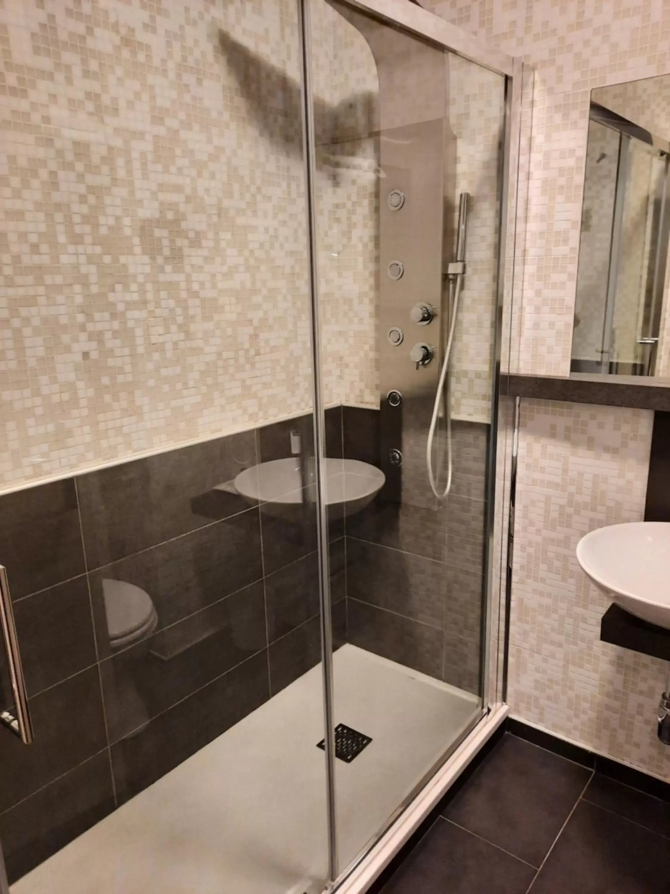 Bathroom in Best Western Hotel Continental Bathroom in Best Western Hotel Continental