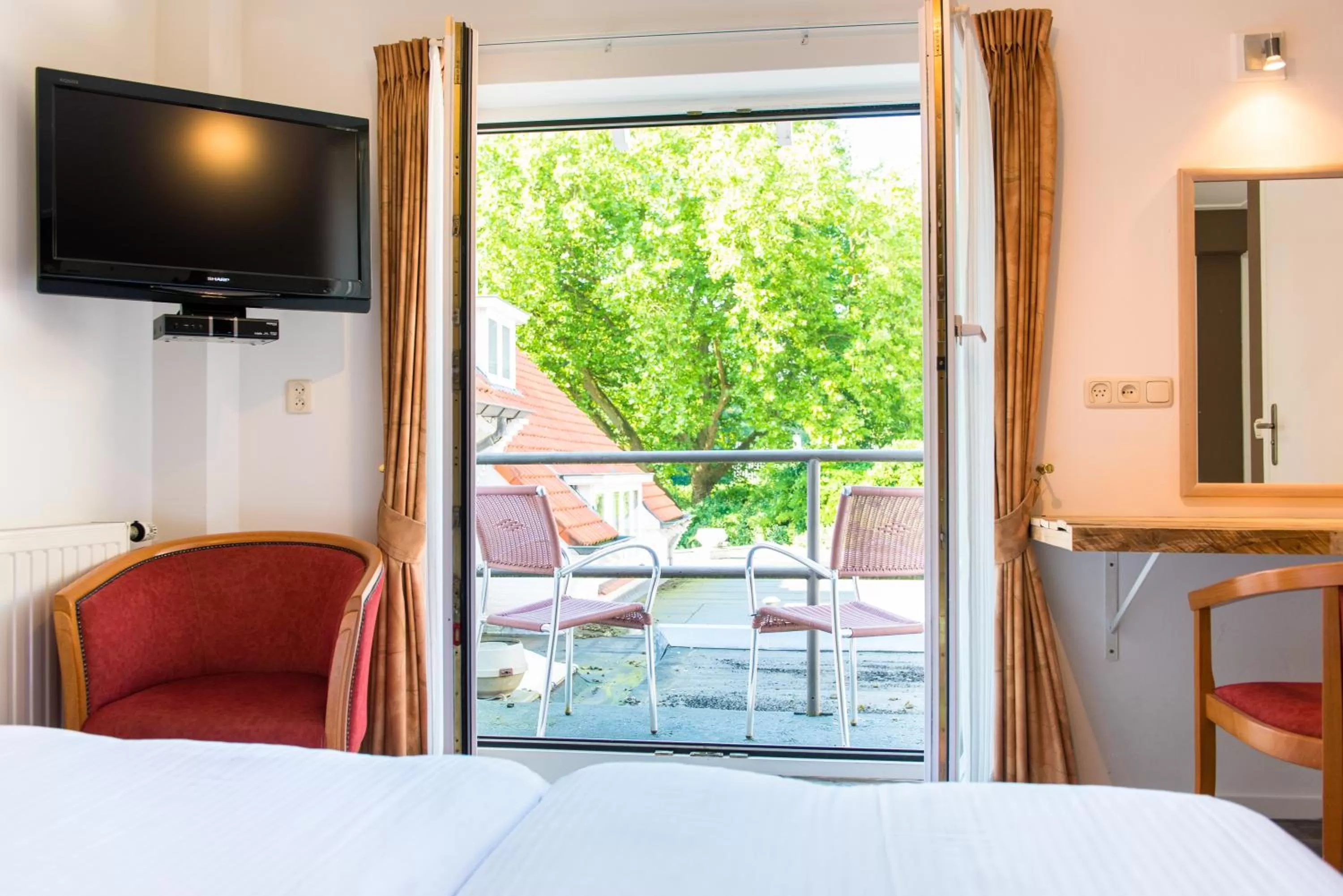 Photo of the whole room, Bed in Paping Hotel & Spa - Rest Vonck by Flow