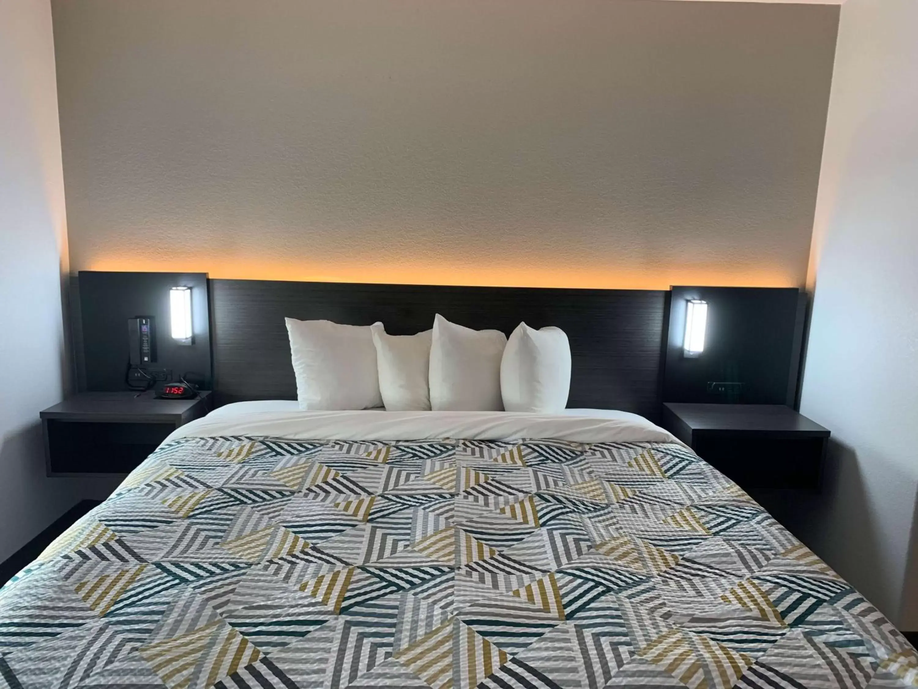 King Room with Roll-in Shower - single occupancy - Disability Access - Non-Smoking in Studio 6 Hobbs NM Event Center King Room with Roll-in Shower - single occupancy - Disability Access - Non-Smoking in Studio 6 Hobbs NM Event Center