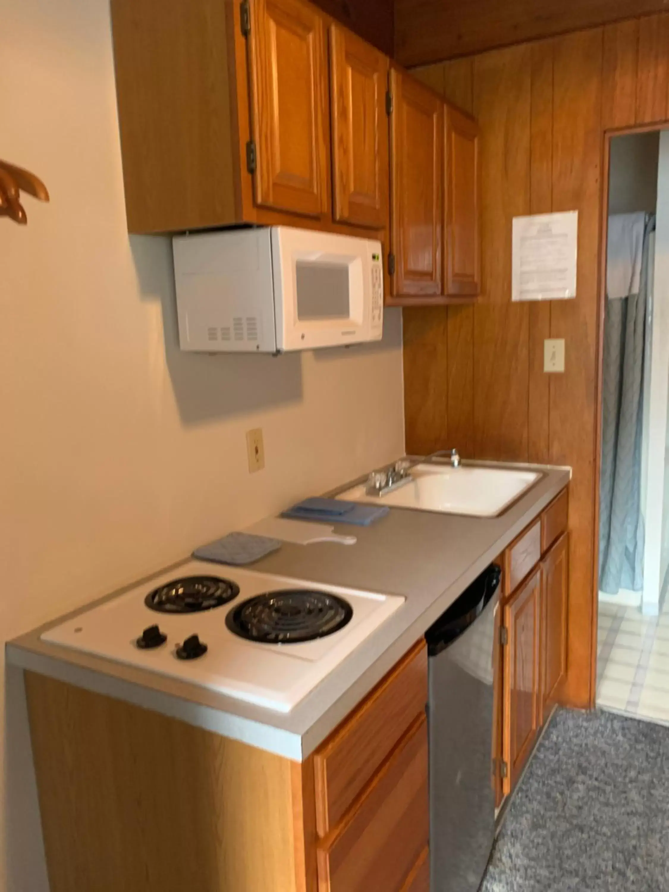 Kitchen/Kitchenette in Curley's Resort & Dive Center